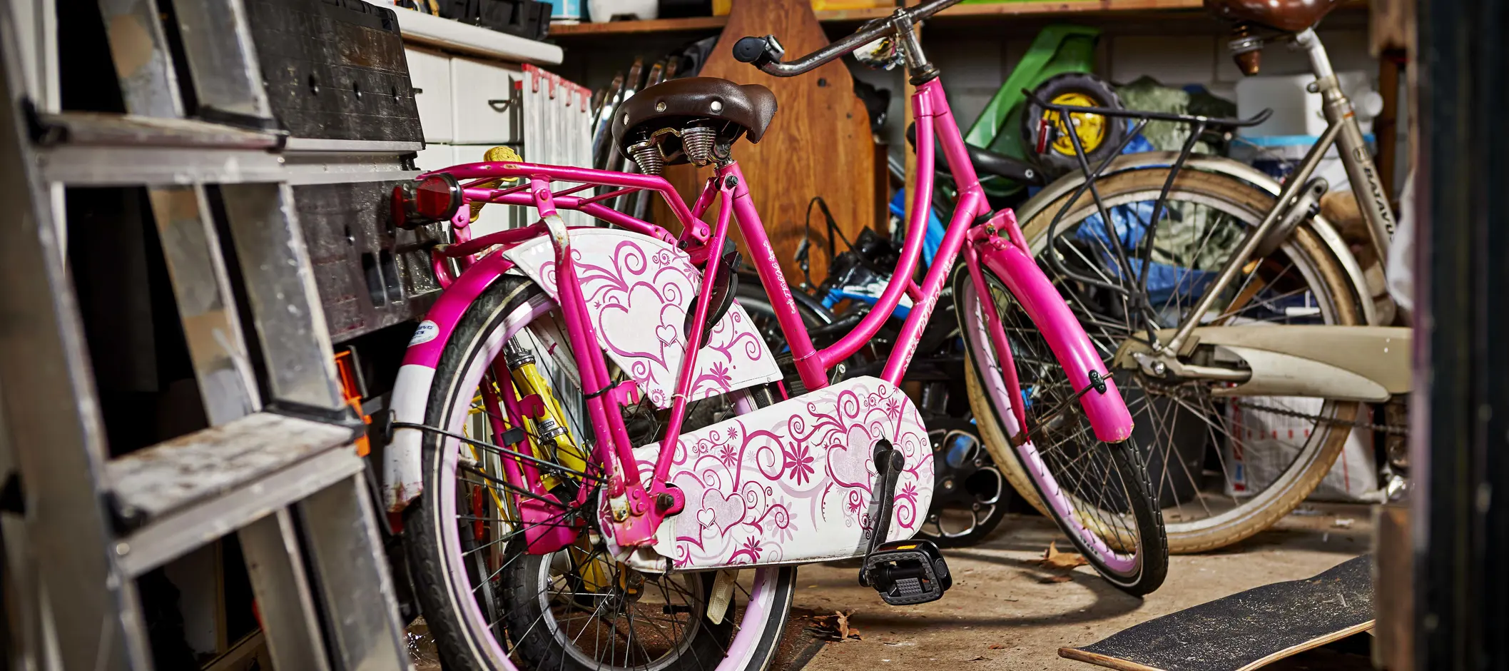Kinderfiets met roze accenten opgeslagen als onderdeel van inzamelactie voor kinderen in een werkplaats