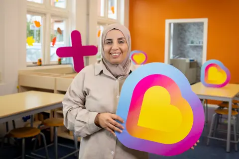 Genomineerde in de Kansrijk categorie met een symbool van steun en inspiratie in een klaslokaal