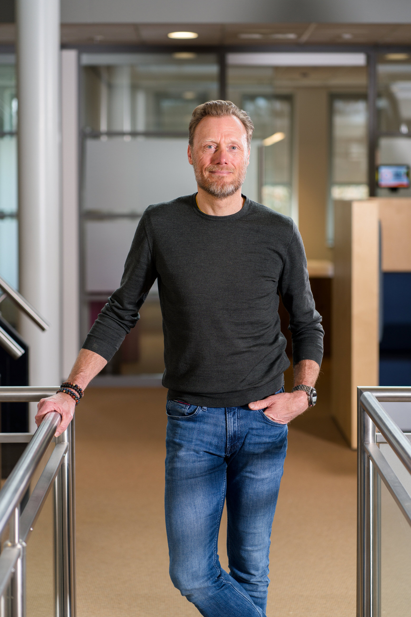 Practor in een gang van onderwijsinstelling, representatief voor digitale veiligheid en praktijkgericht leren