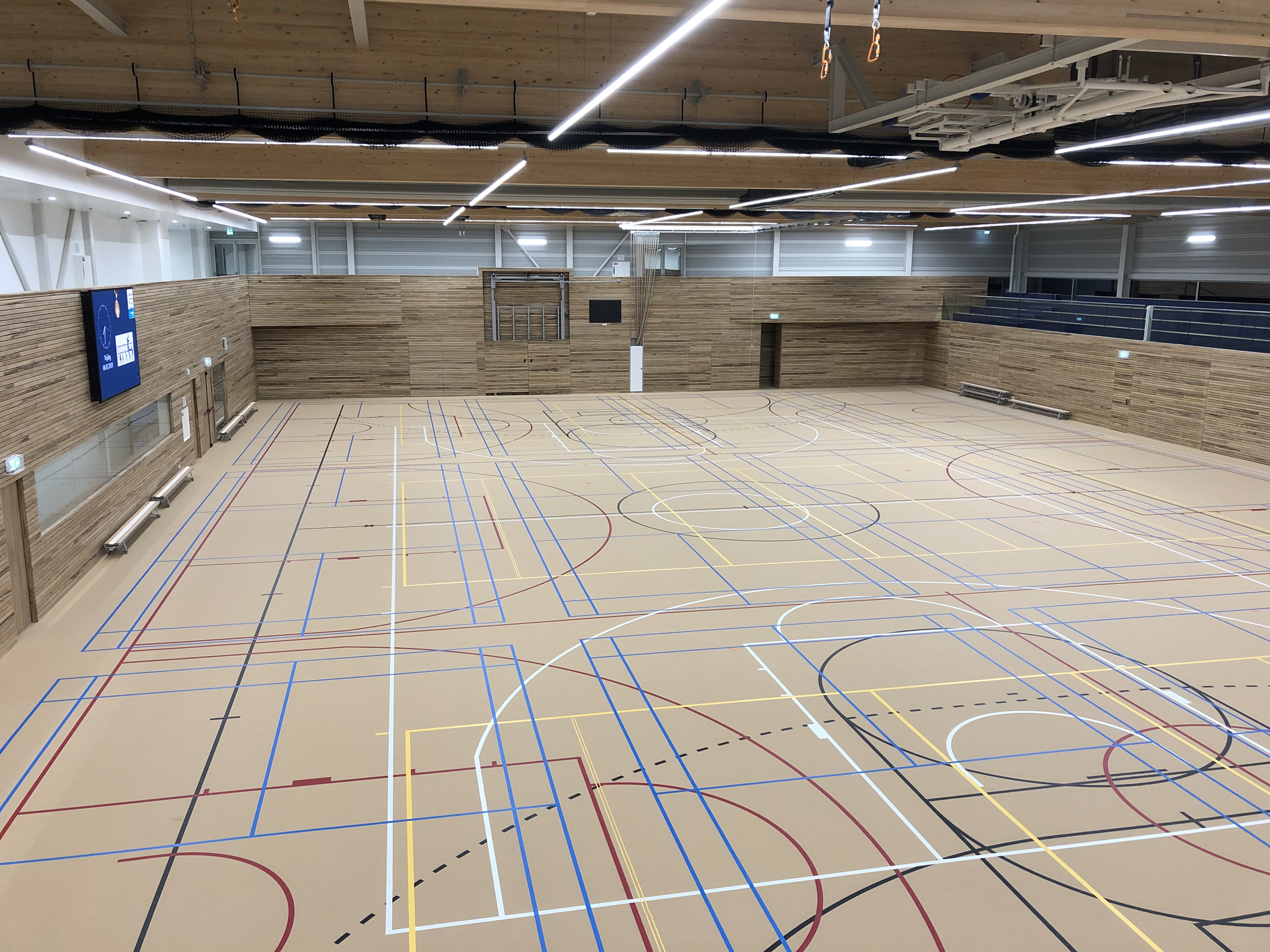 Multifunctionele sporthal met lijnen voor diverse binnensporten, geschikt voor praktijkonderwijs en sportactiviteiten.