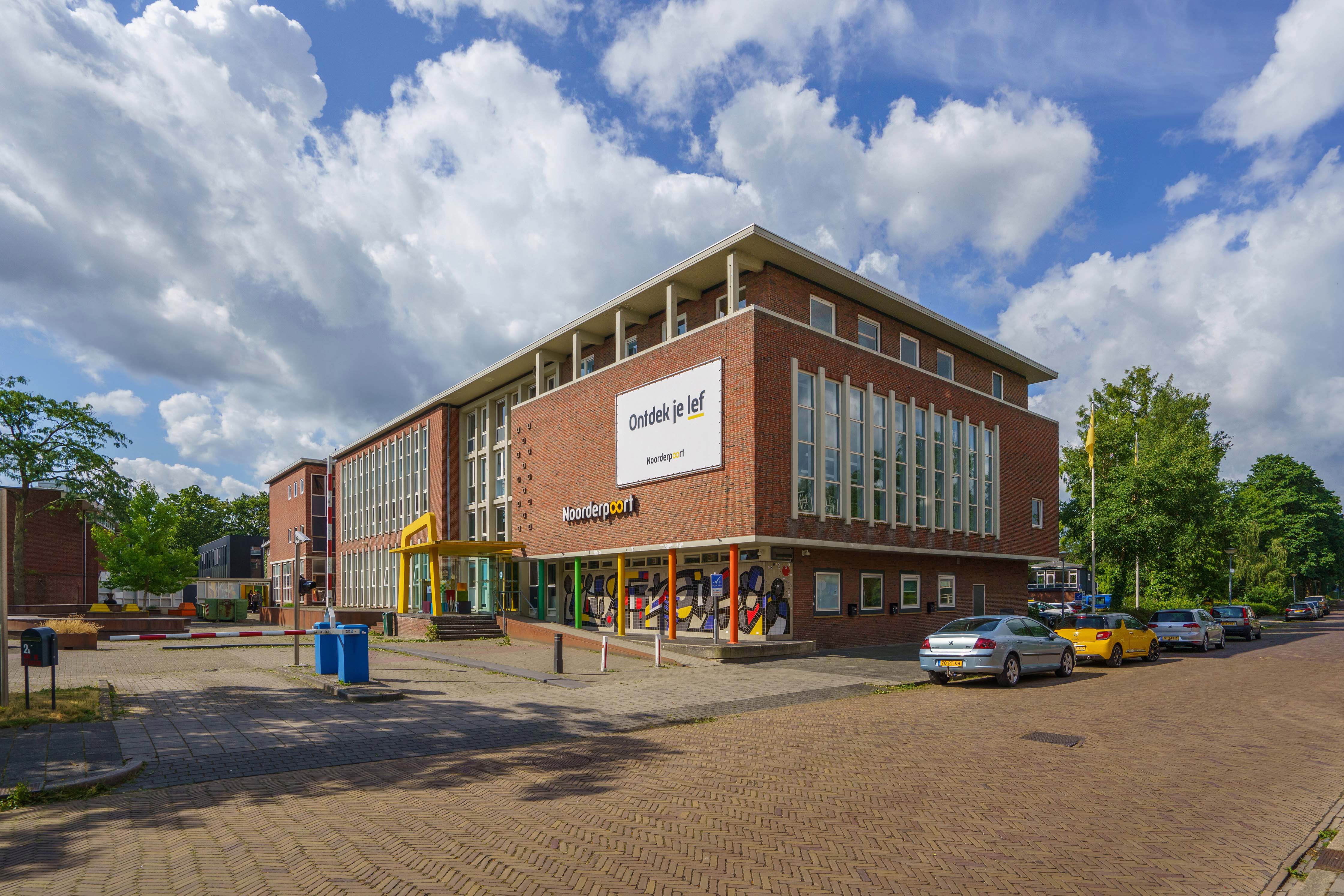Onderwijsgebouw Noorderpoort aan Verzetsstrijderslaan 2 in Groningen met ingang en stoffering op de gevel