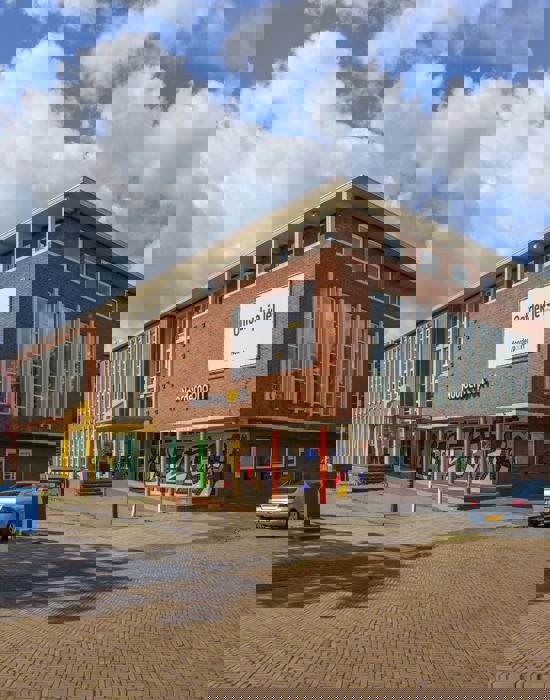 Onderwijsgebouw Noorderpoort aan Verzetsstrijderslaan 2 in Groningen met ingang en stoffering op de gevel