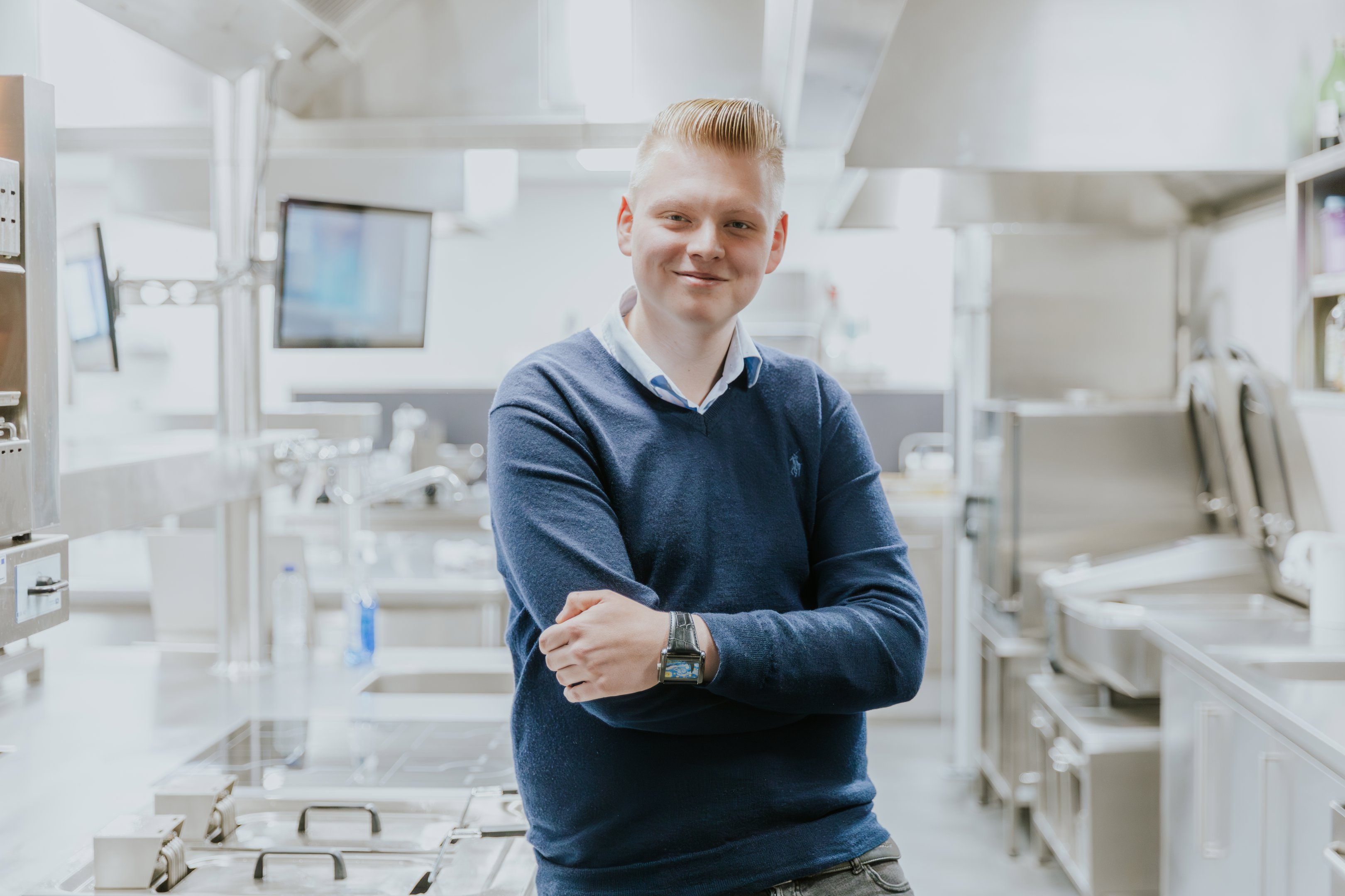 Student in leeromgeving voor horeca en keuken, mogelijk tijdens een stage in het buitenland via Erasmus