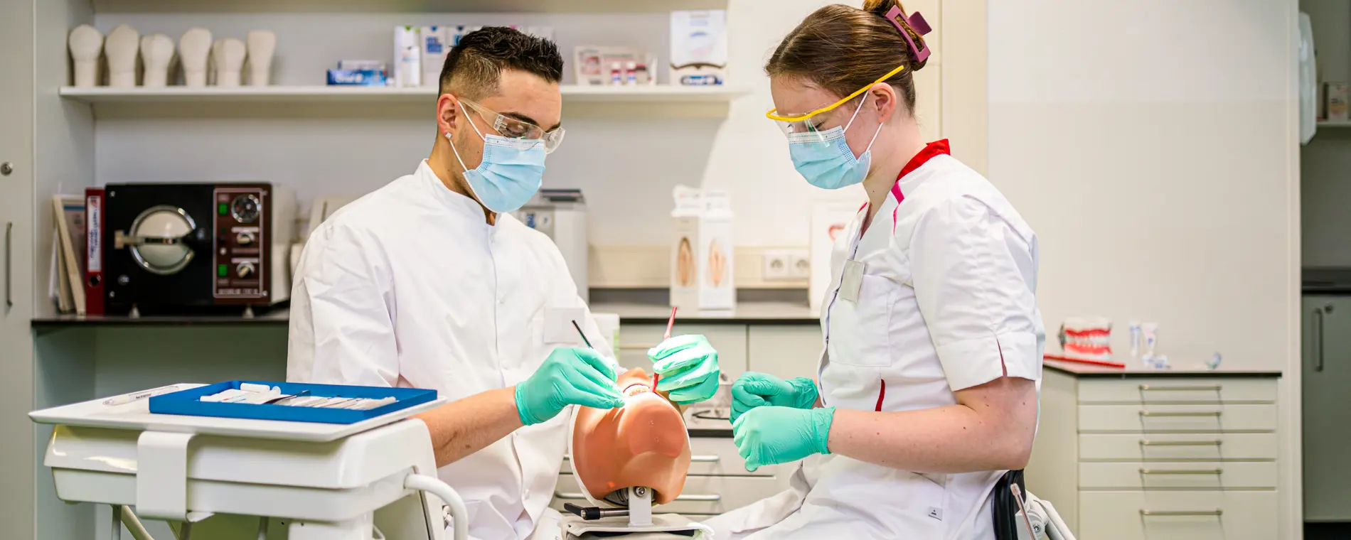 Studenten tijdens praktijkles bij de opleiding Tandartsassistent van Noorderpoort