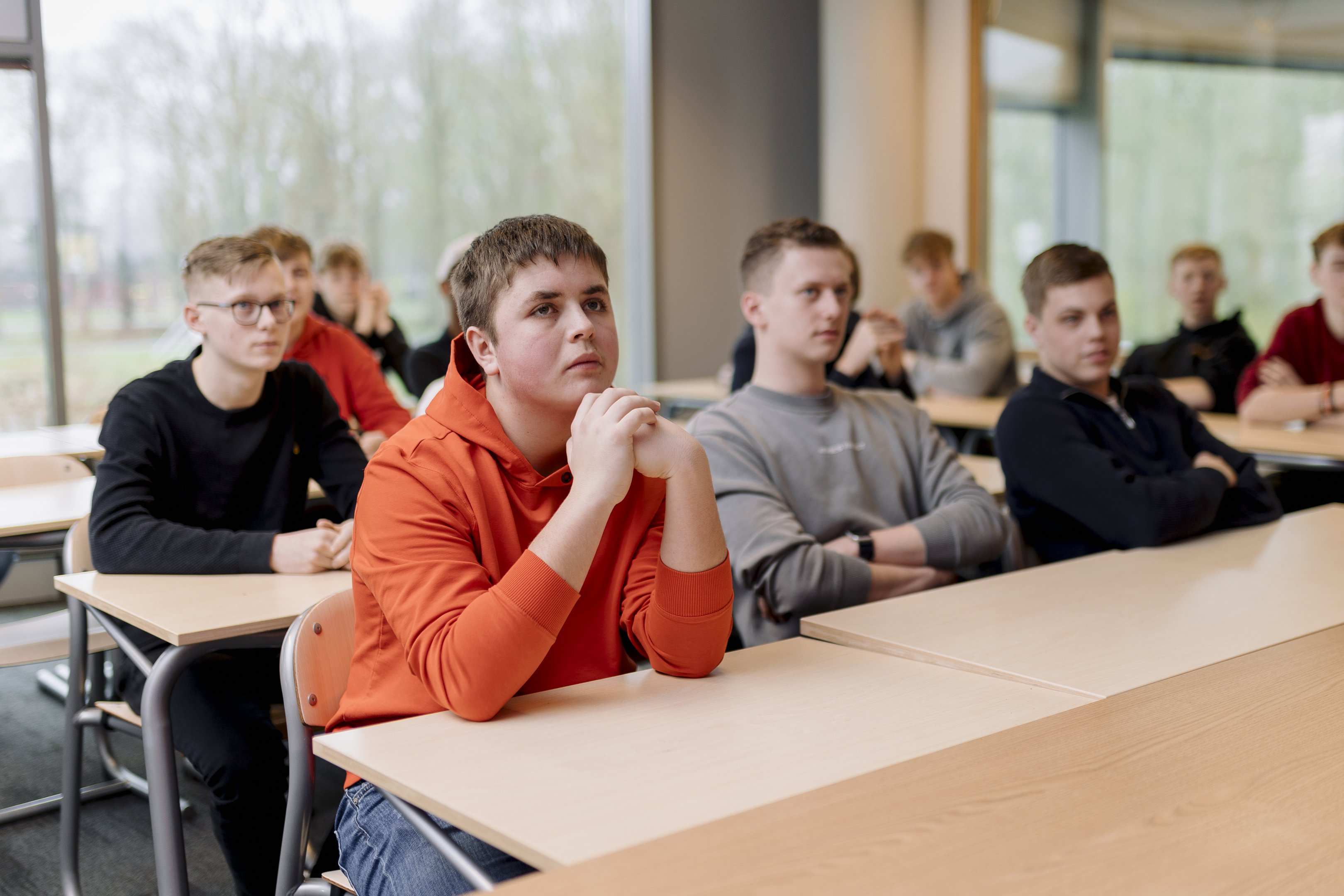Toekomstige studenten volgen aandachtig een meeloopdag tijdens een les in een mbo-klaslokaal bij Noorderpoort.