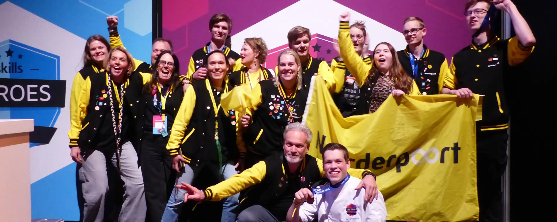 Groep enthousiaste Noorderpoort-studenten viert behaalde medailles tijdens landelijke Skills-wedstrijden