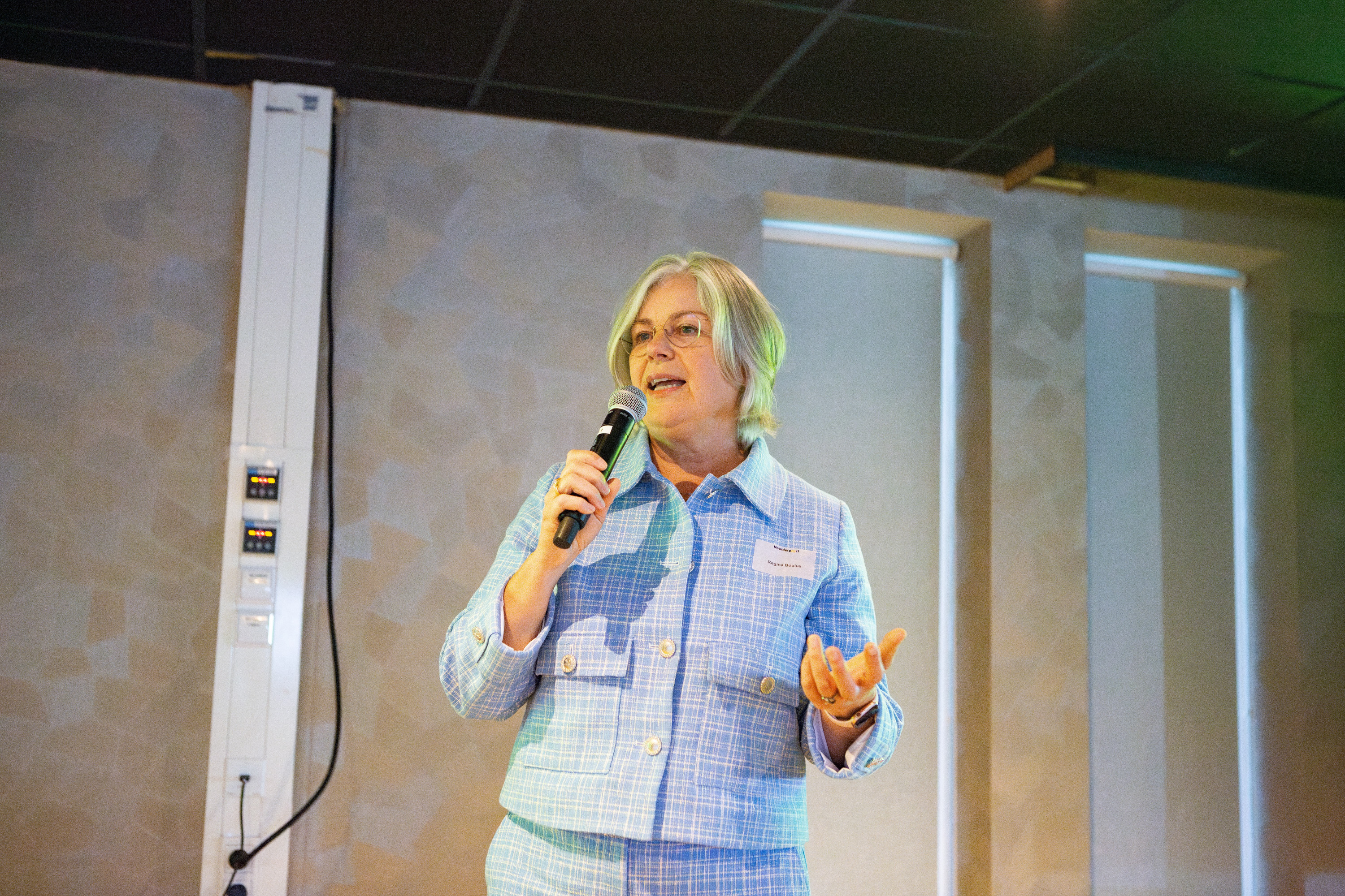 Docent spreekt tijdens een presentatie over skillsgericht leren binnen het beroepsonderwijs.