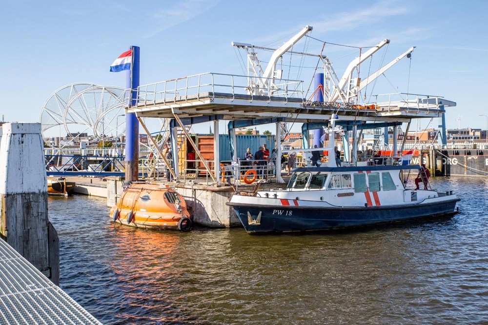Praktijkschip De Aquarius afgemeerd in de haven van Delfzijl, gebruikt voor beroepsopleidingen binnen Noorderpoort.