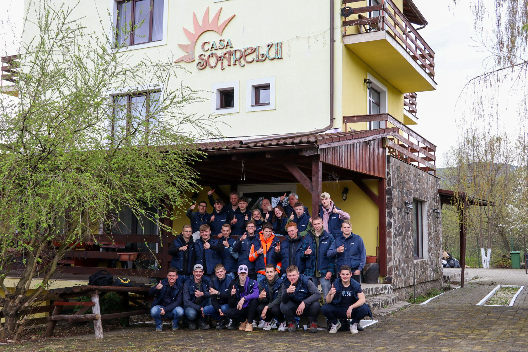 Groep mbo-studenten poseert voor Casa Soarelui, een sociaal centrum in Roemenië