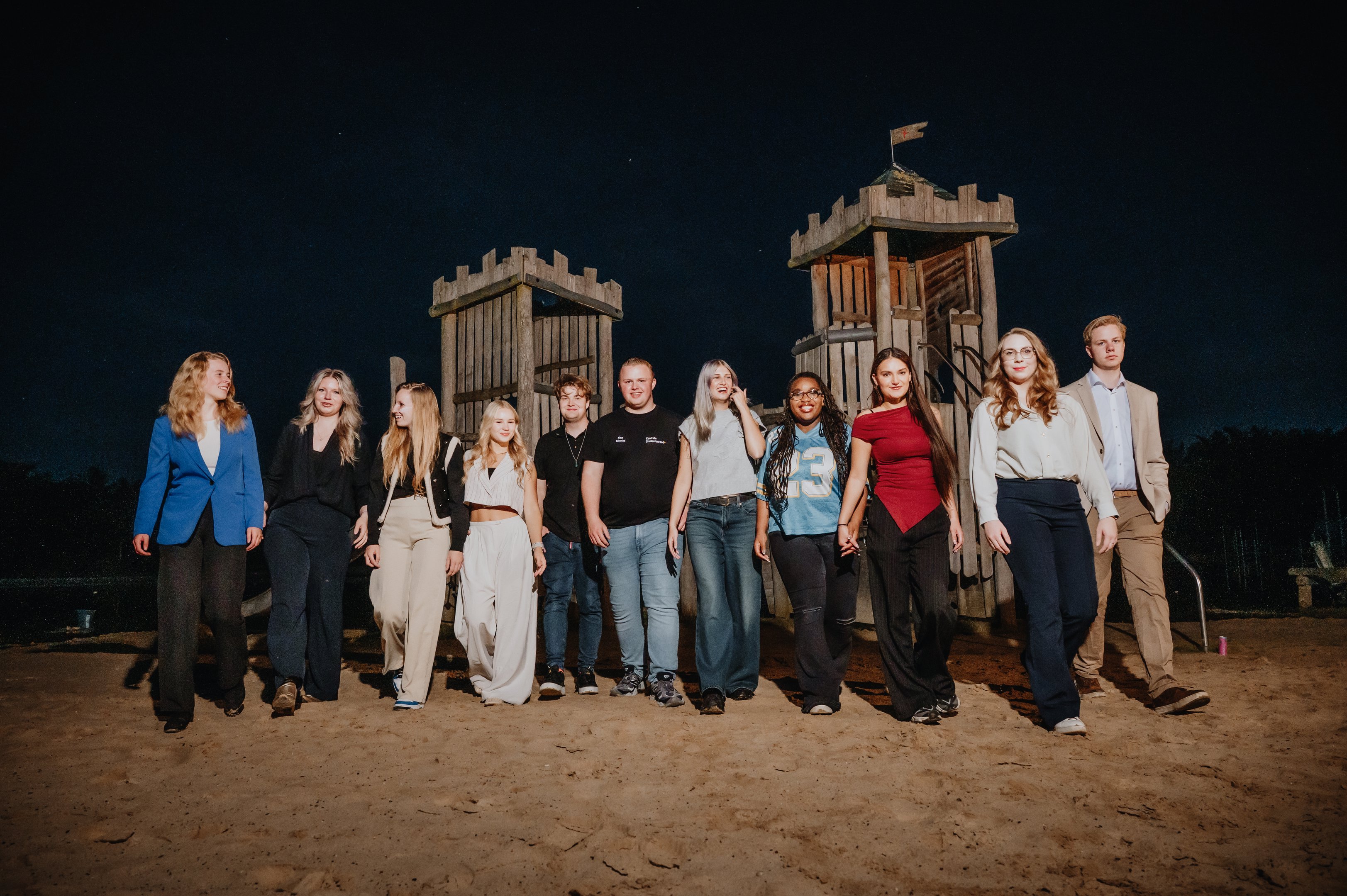 Leden van de Centrale Studentenraad van Noorderpoort lopen samen op een speelterrein, symbolisch voor hun samenwerking en vertegenwoordiging.