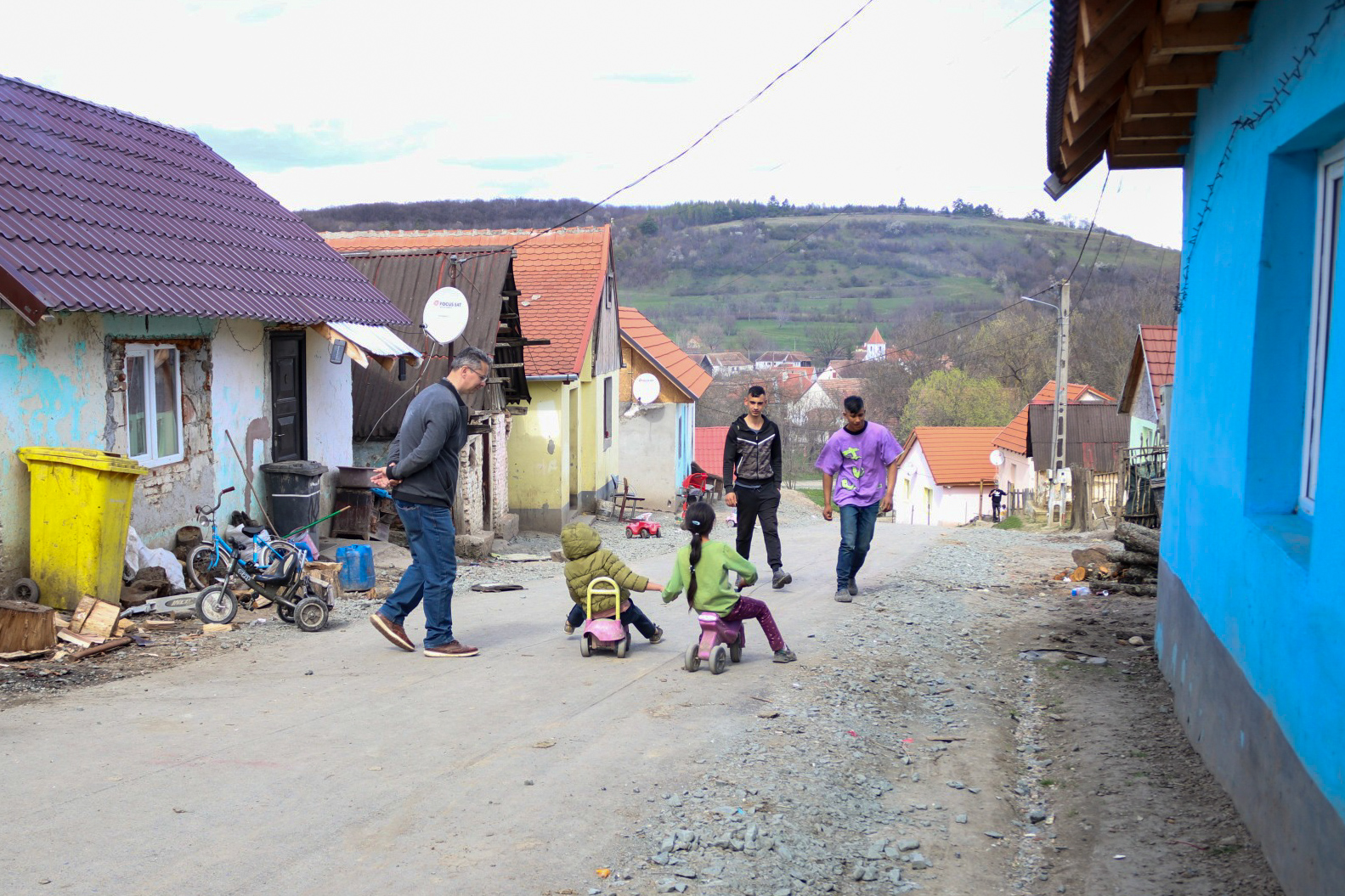 Mbo-studenten ondersteunen lokale kinderen tijdens een ontwikkelingsproject in een dorp in Roemenië.