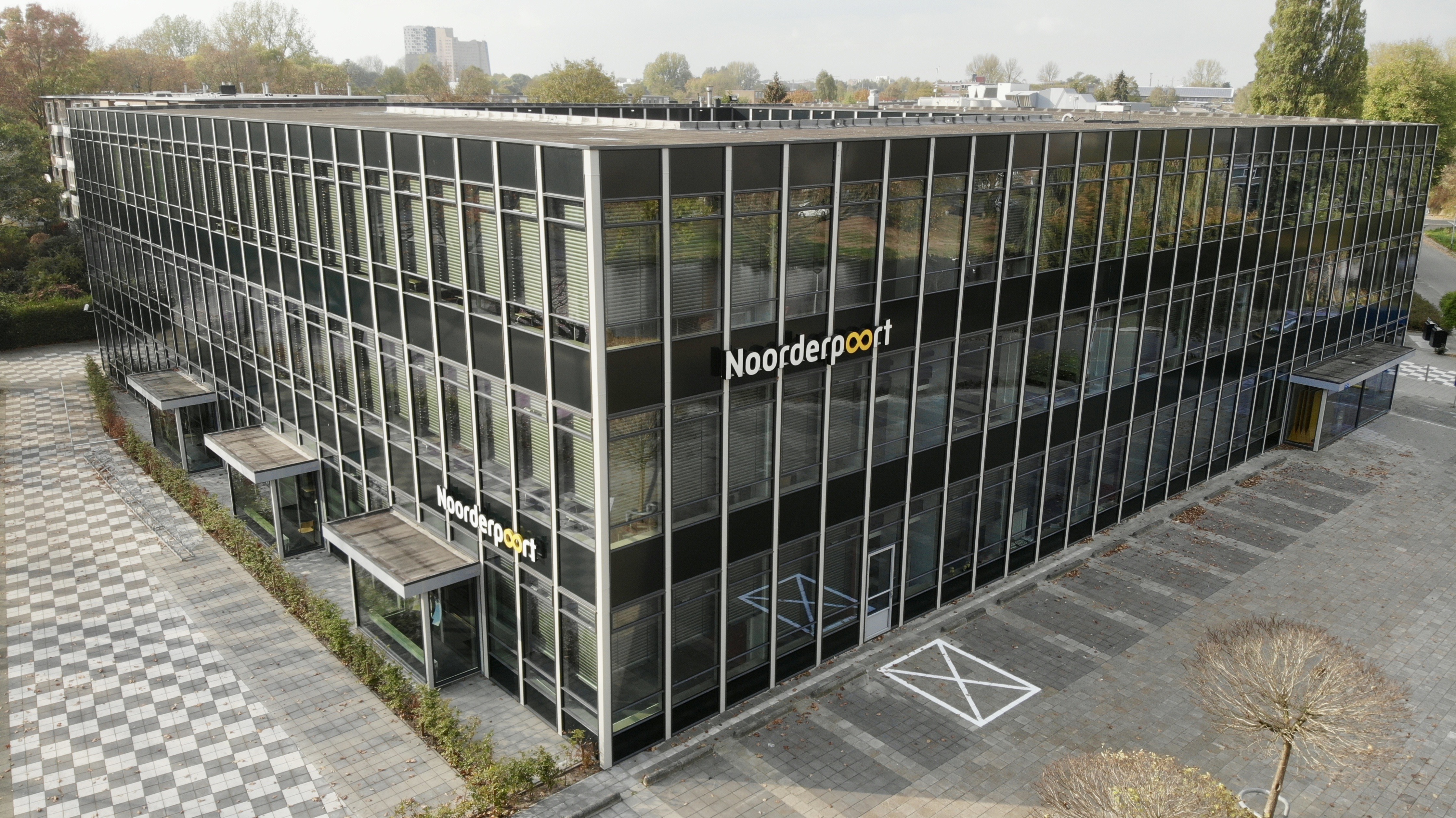 Moderne onderwijsfaciliteit van Noorderpoort aan de Hora Siccamasingel 177 in Groningen