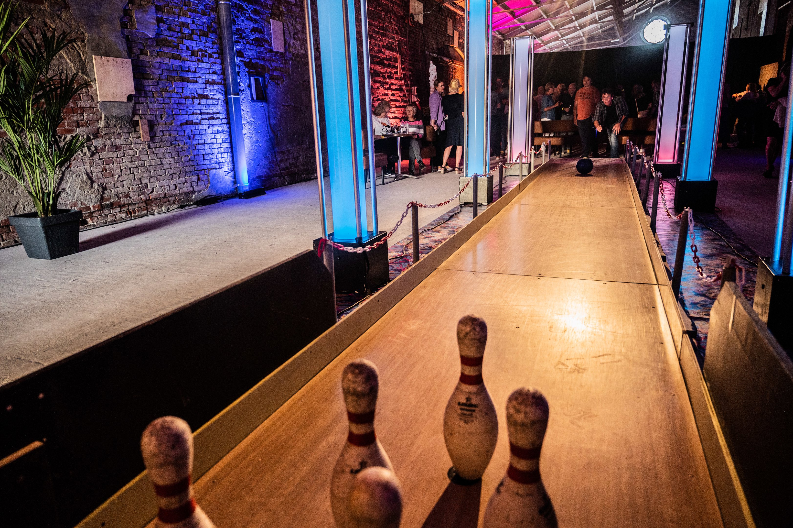 Sjoelbak met schijven en kegels in een zaal tijdens Noorderpoort 25+1-jarig jubileumviering.