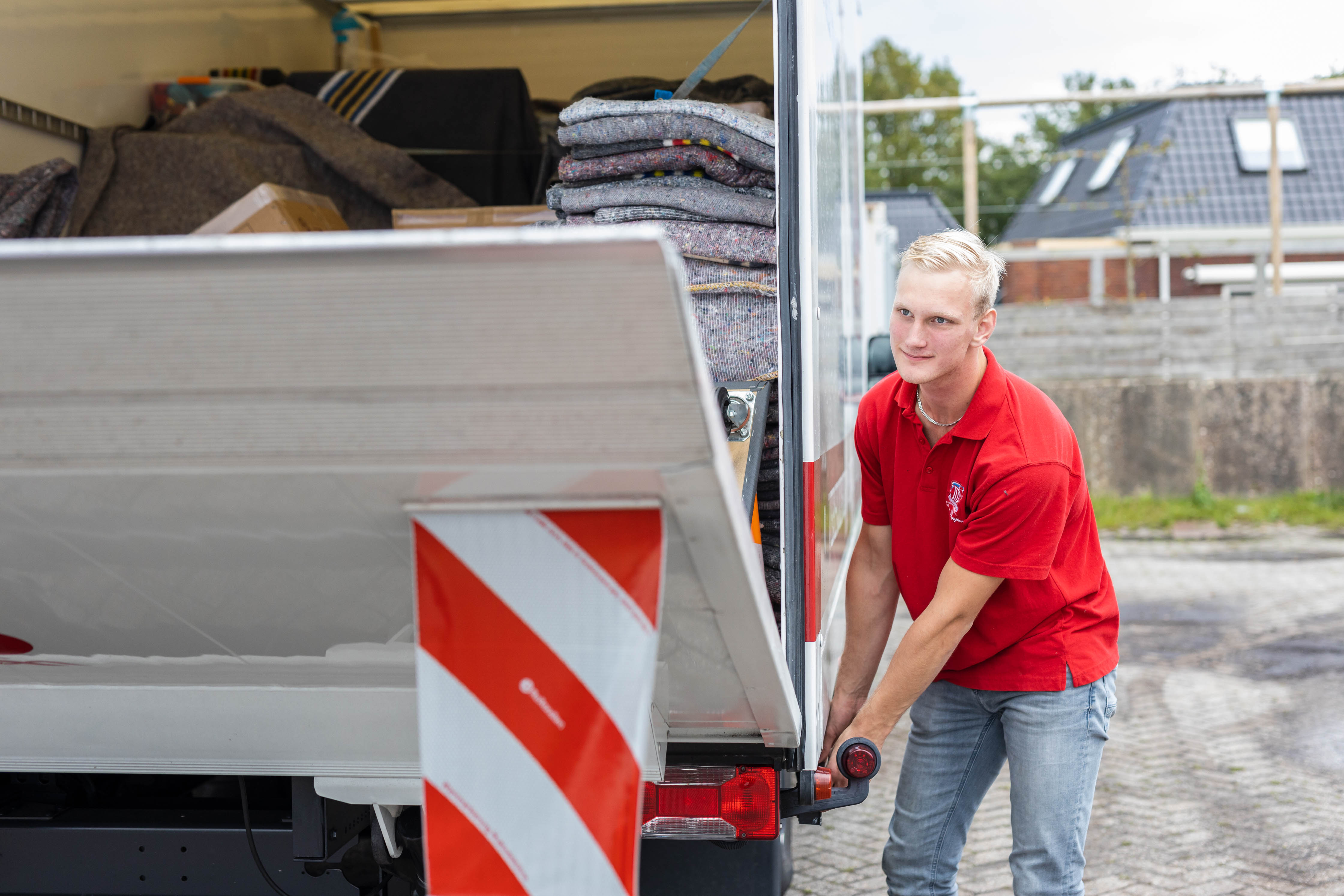 Student helpt met laden van transportvoertuig tijdens praktijkles op Noorderpoort