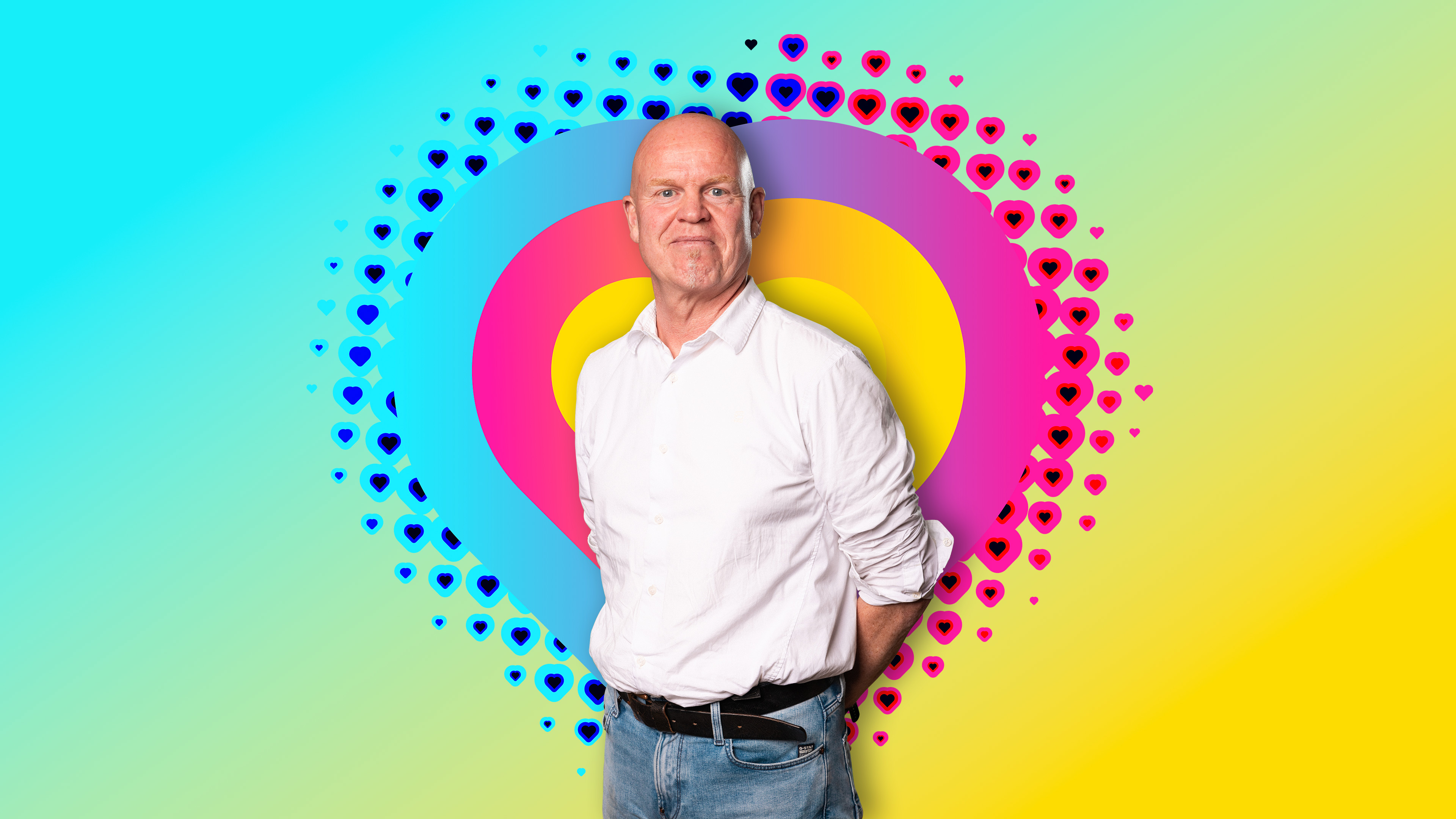 Man poseert voor kleurrijke achtergrond met grafisch hartmotief, passend bij Noorderpoort jaarprijs 2025