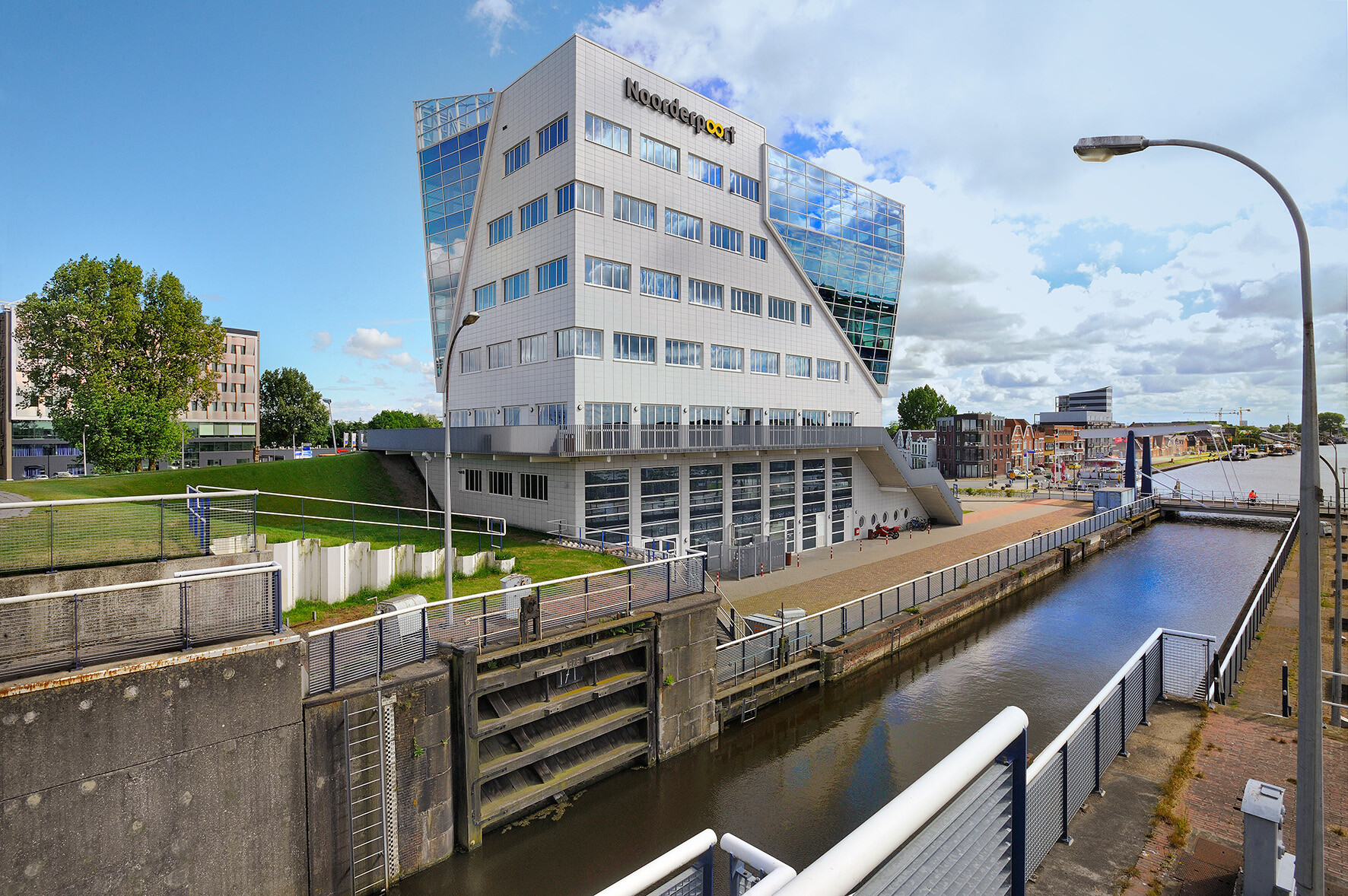 Hoofdgebouw van Noorderpoort aan Duurswoldlaan 2A in Delfzijl langs het water, met moderne architectuur.