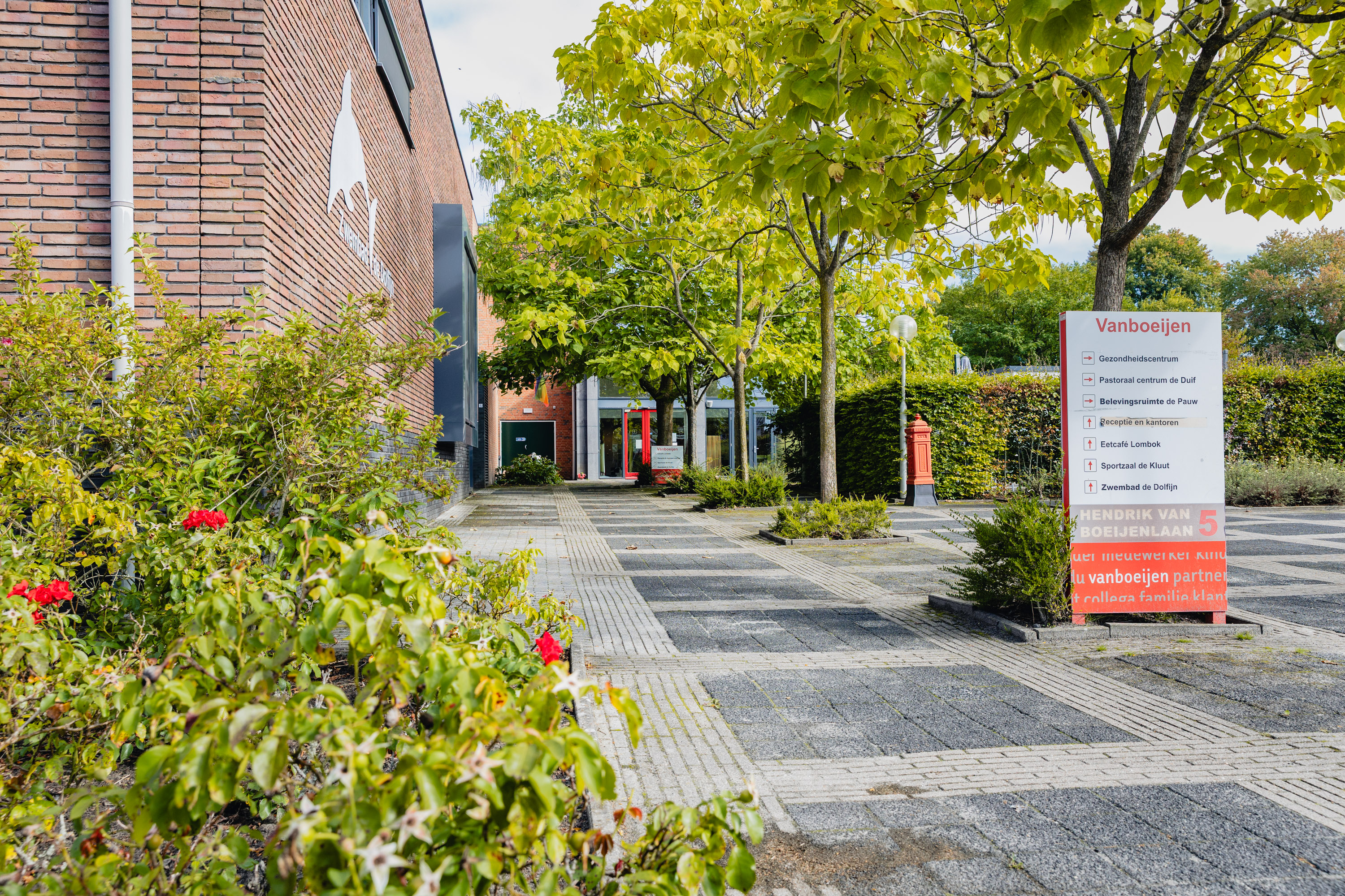 Entree van zorginstelling VanBoeijen in Assen met bord voor verschillende zorggerelateerde opleidingen en diensten