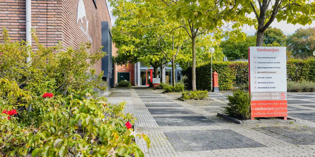 Entree van zorginstelling VanBoeijen in Assen met bord voor verschillende zorggerelateerde opleidingen en diensten