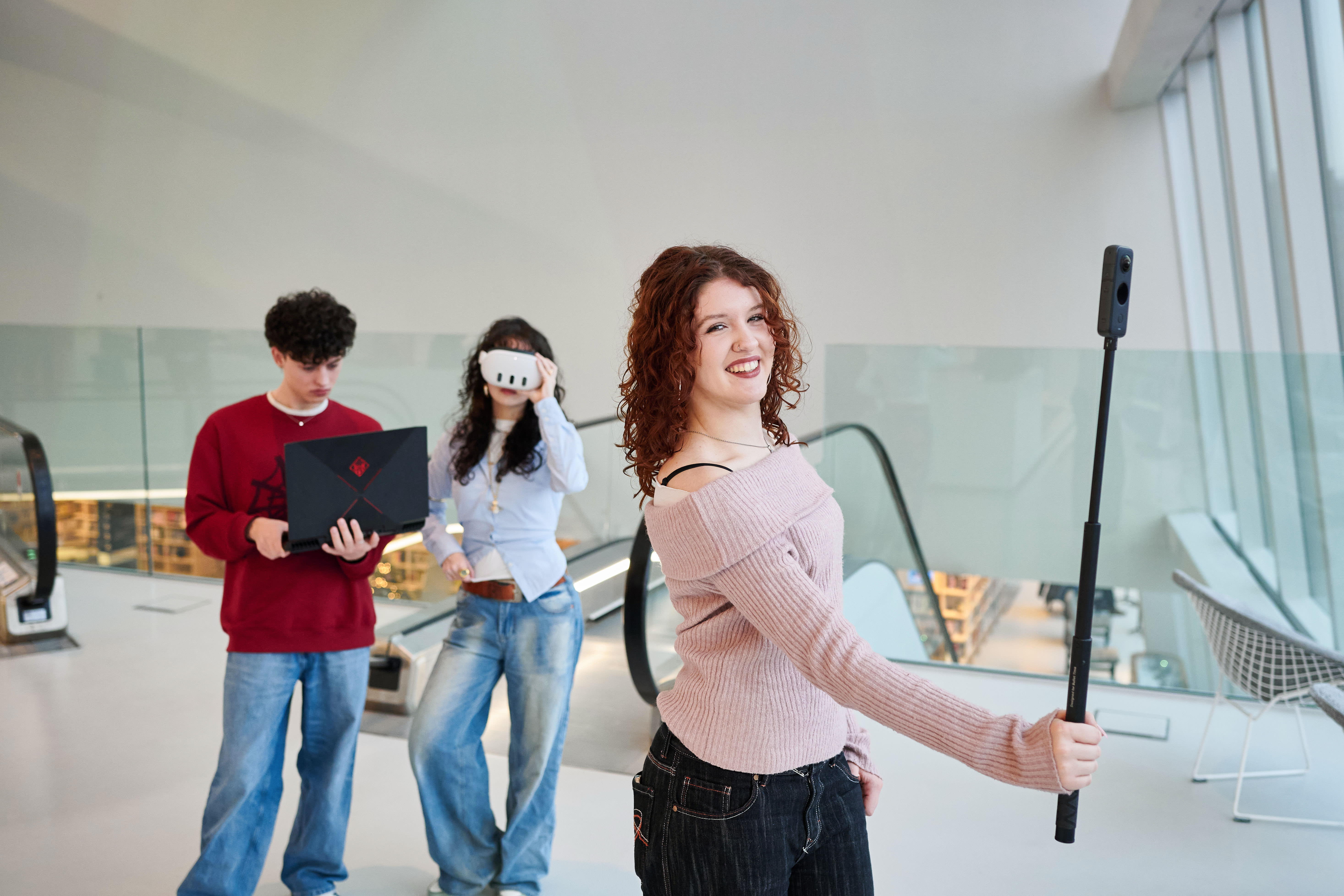 Studenten gebruiken technische apparatuur voor het ontwikkelen van immersive technologieën in een moderne onderwijsomgeving