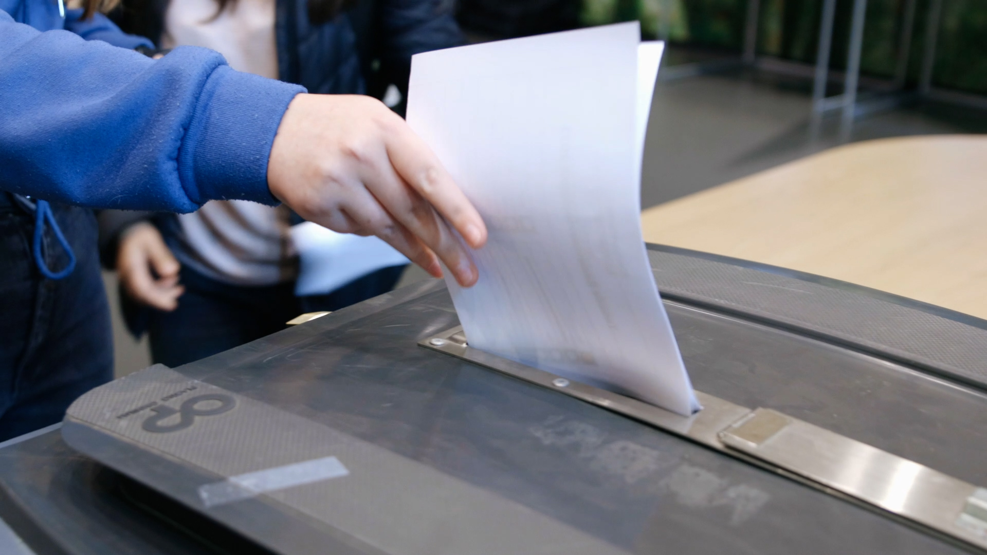 Student brengt stem uit tijdens EU-verkiezingsfestival georganiseerd door Noorderpoort