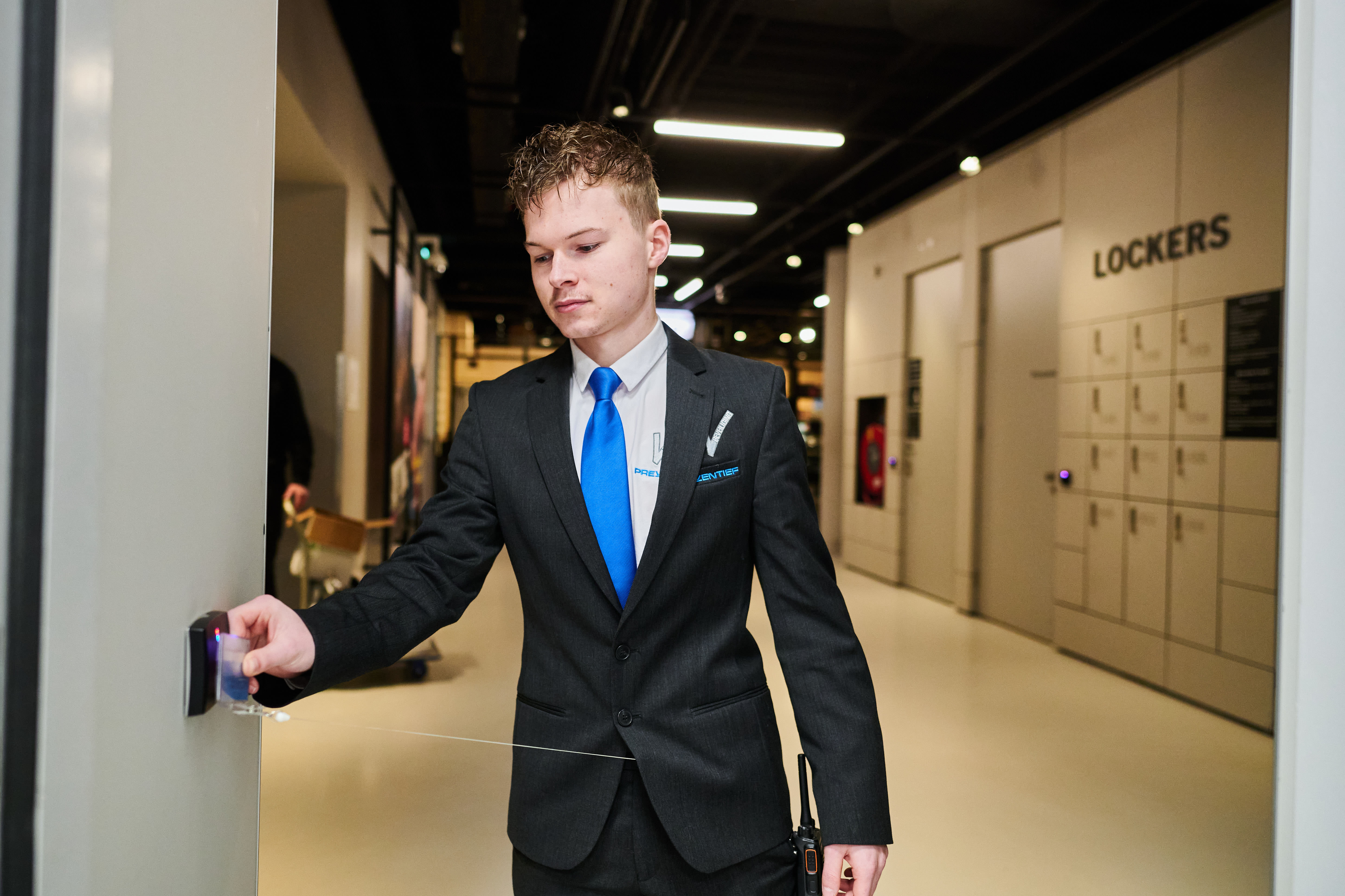 Student gebruikt toegangspas om deur te openen in een modern schoolgebouw bij Noorderpoort