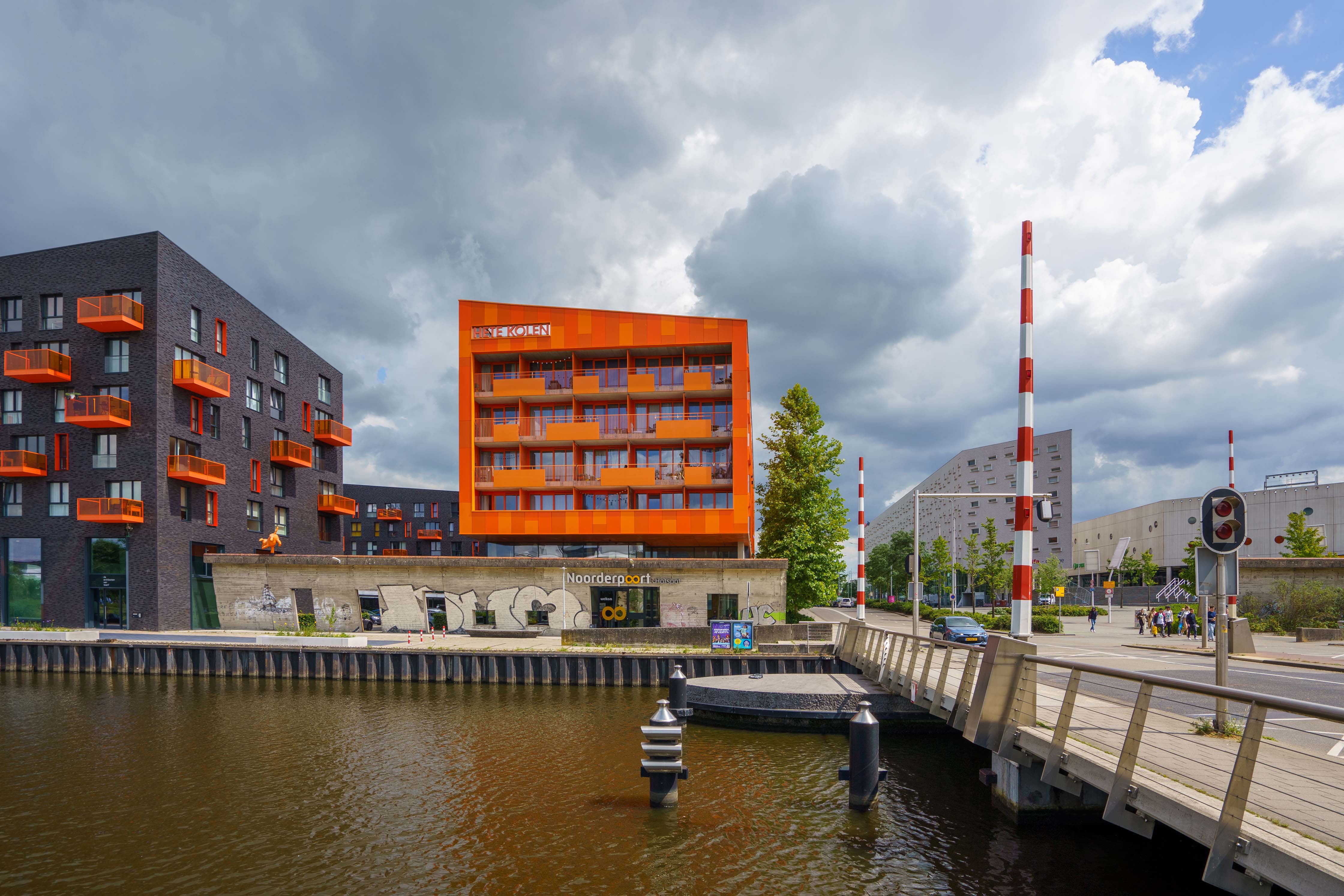 Moderne gebouwen aan het water in Groningen met Noorderpoort onderwijs op de Boumaboulevard 400