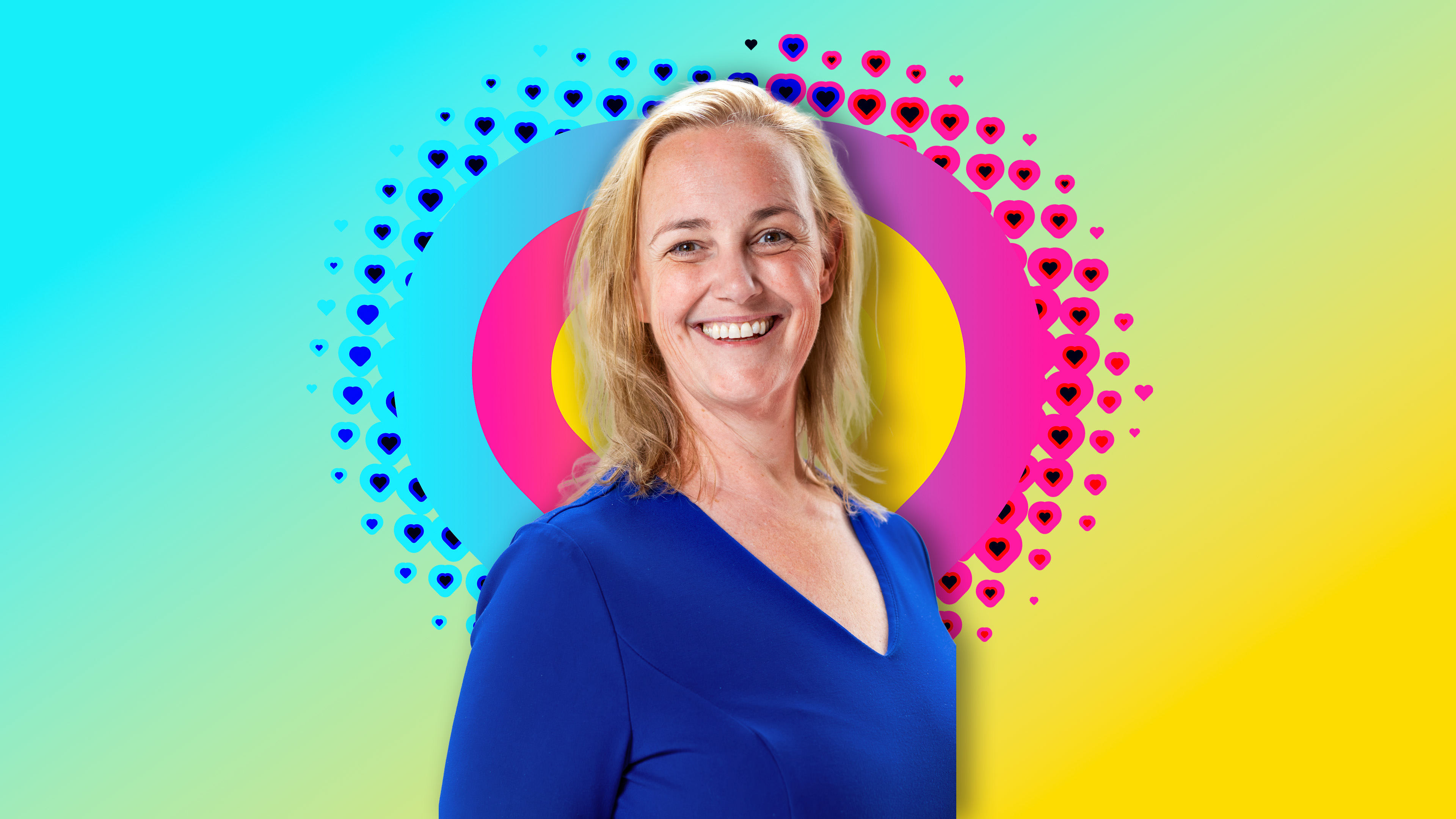 Lid van de jury Tamara Sloothaak poseert met een vriendelijke glimlach tegen een kleurrijke achtergronddesign.