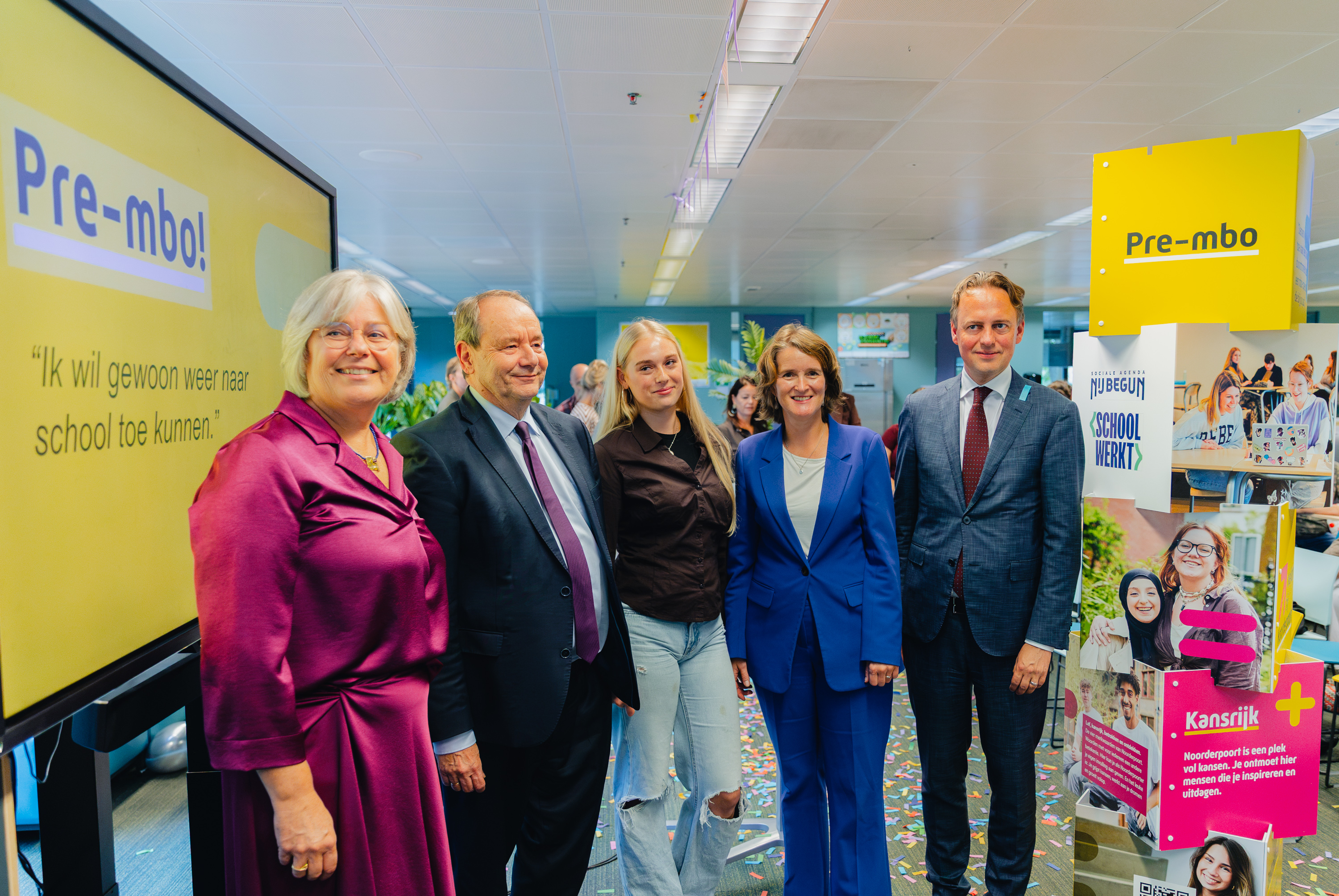 Groep mensen bij start evenement Pre-mbo in Groningen met promotie van voorbereidingstraject voor middelbaar beroepsonderwijs
