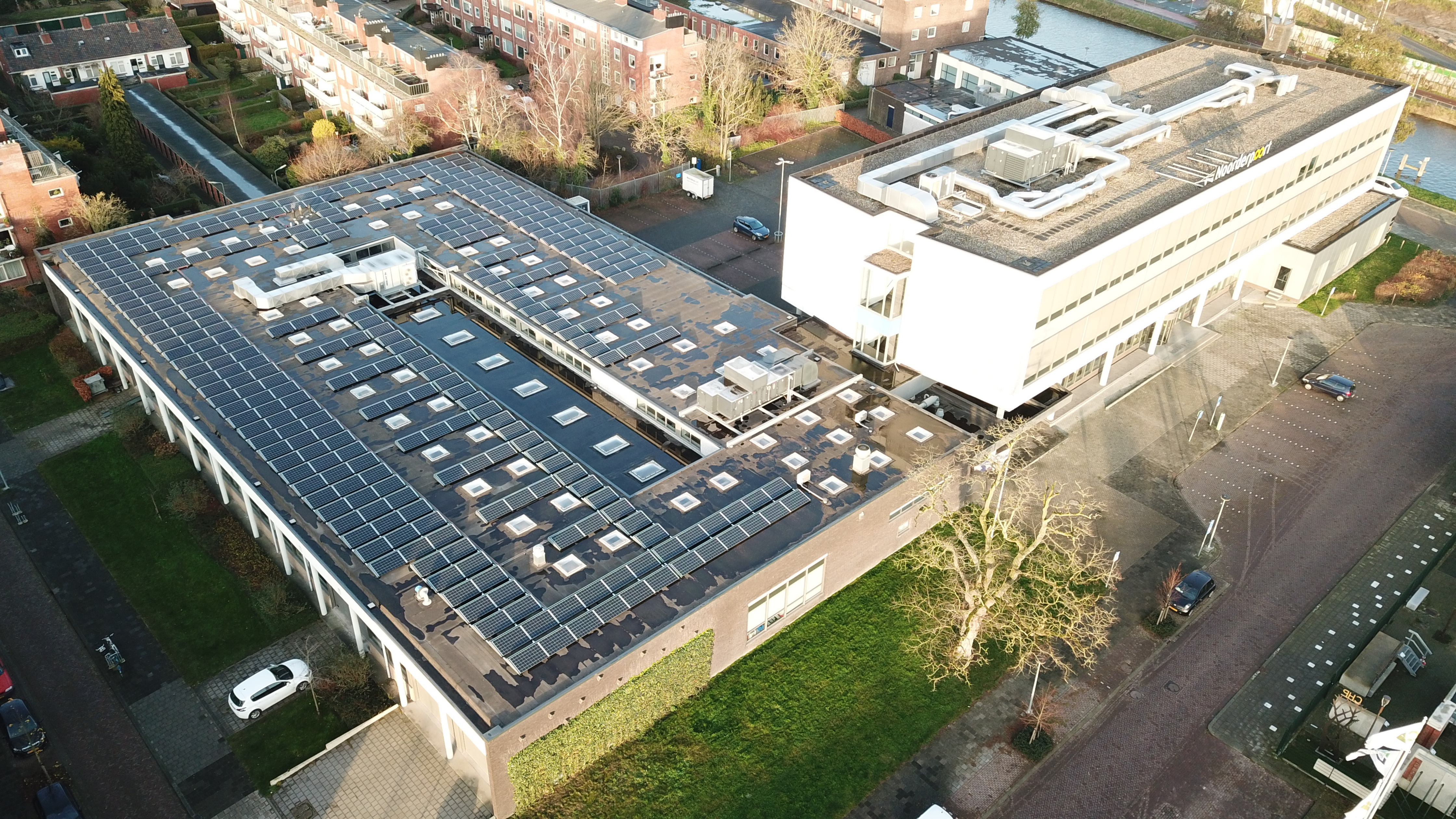 Luchtfoto van het onderwijsgebouw Noorderpoort aan de Muntinglaan 3 in Groningen.