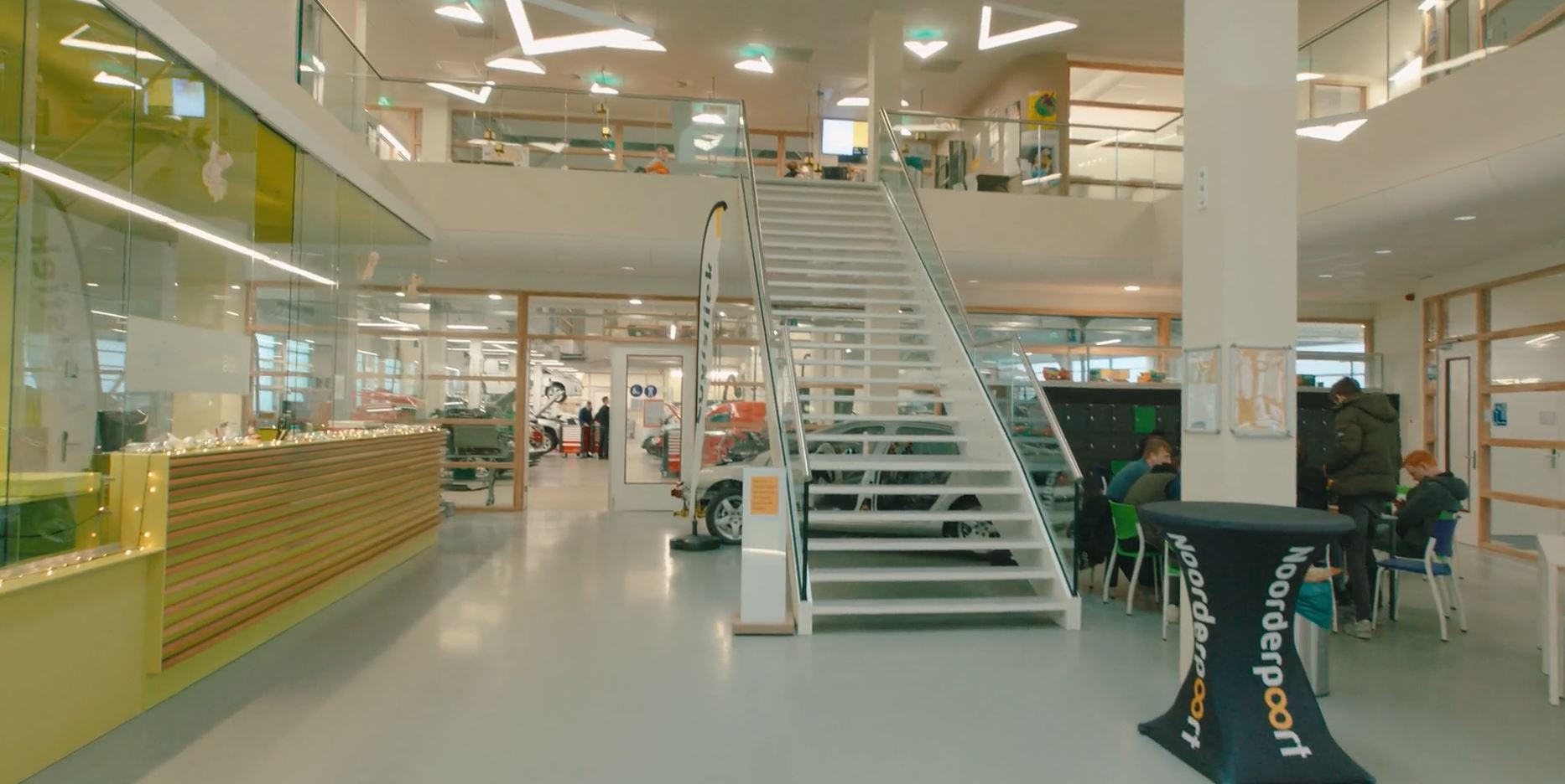 Moderne leeromgeving in het Noorderpoort gebouw aan de Bornholmstraat 31 in Groningen met werkplekken en trap