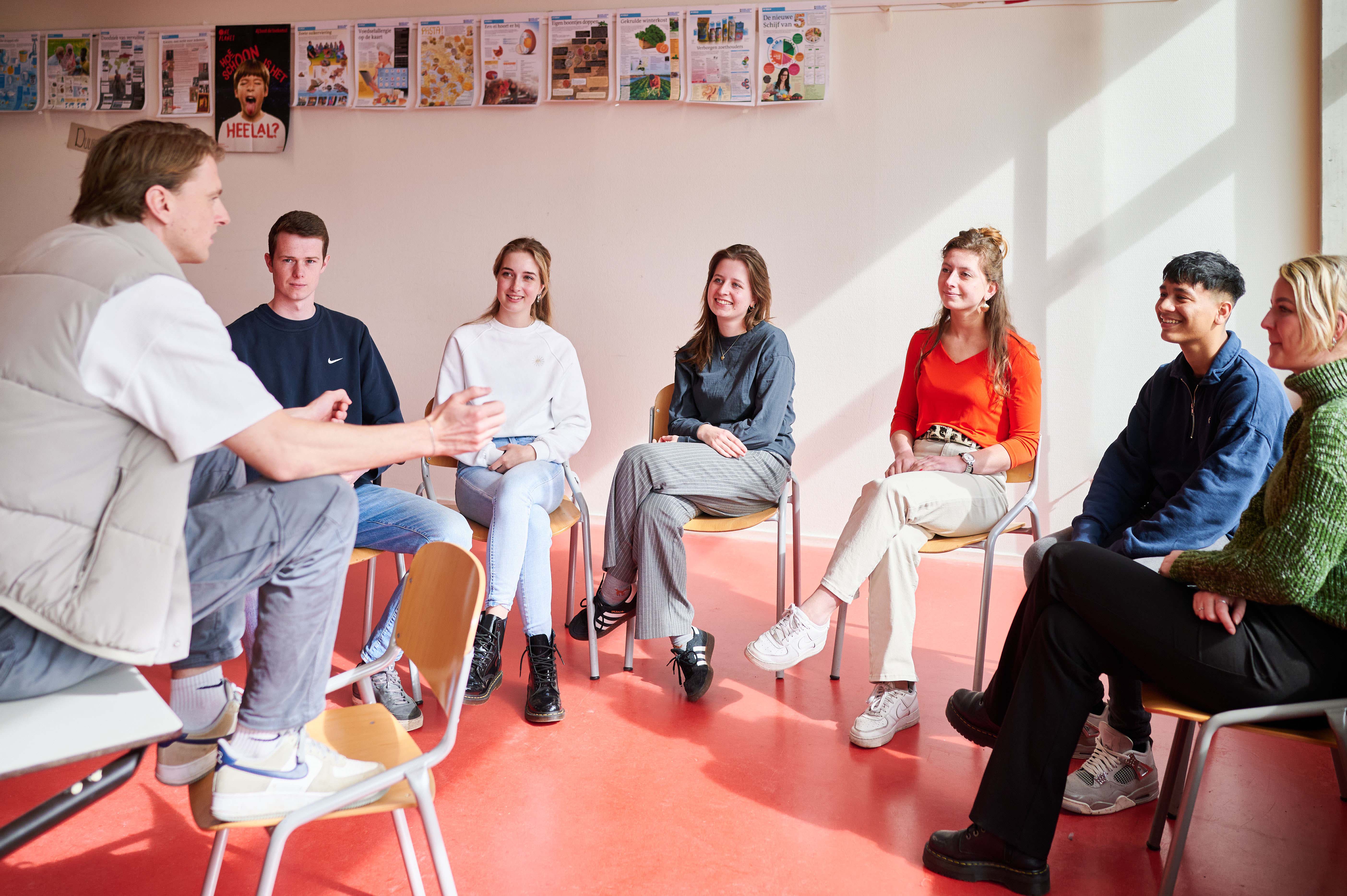Groep studenten in gesprek tijdens een interactieve workshop binnen het mbo onderwijs van Noorderpoort