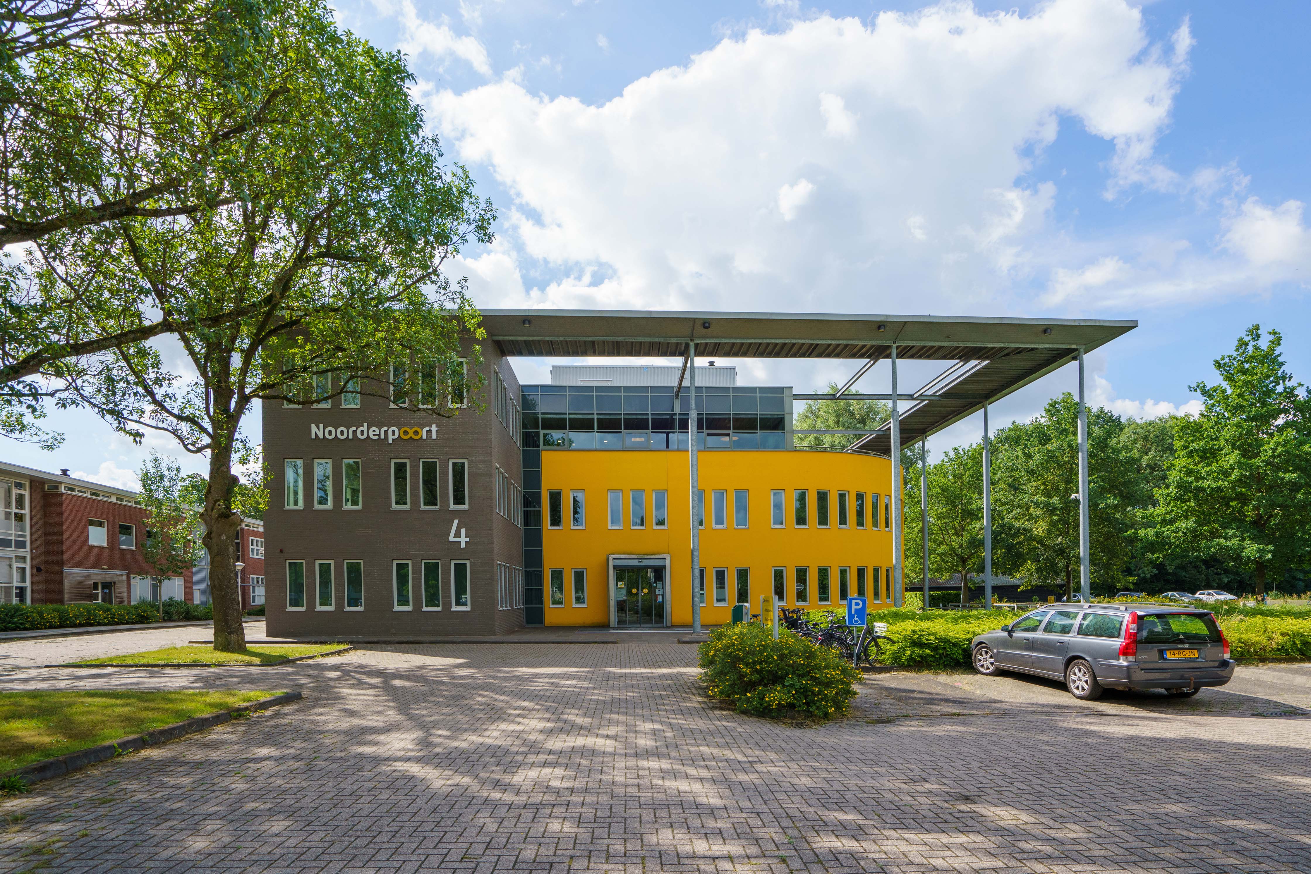 Bedrijfsgebouw van Noorderpoort bestuursbureau aan Verzetsstrijderslaan 4 in Groningen
