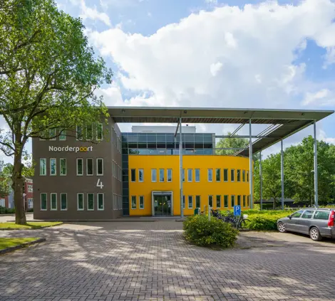 Bedrijfsgebouw van Noorderpoort bestuursbureau aan Verzetsstrijderslaan 4 in Groningen