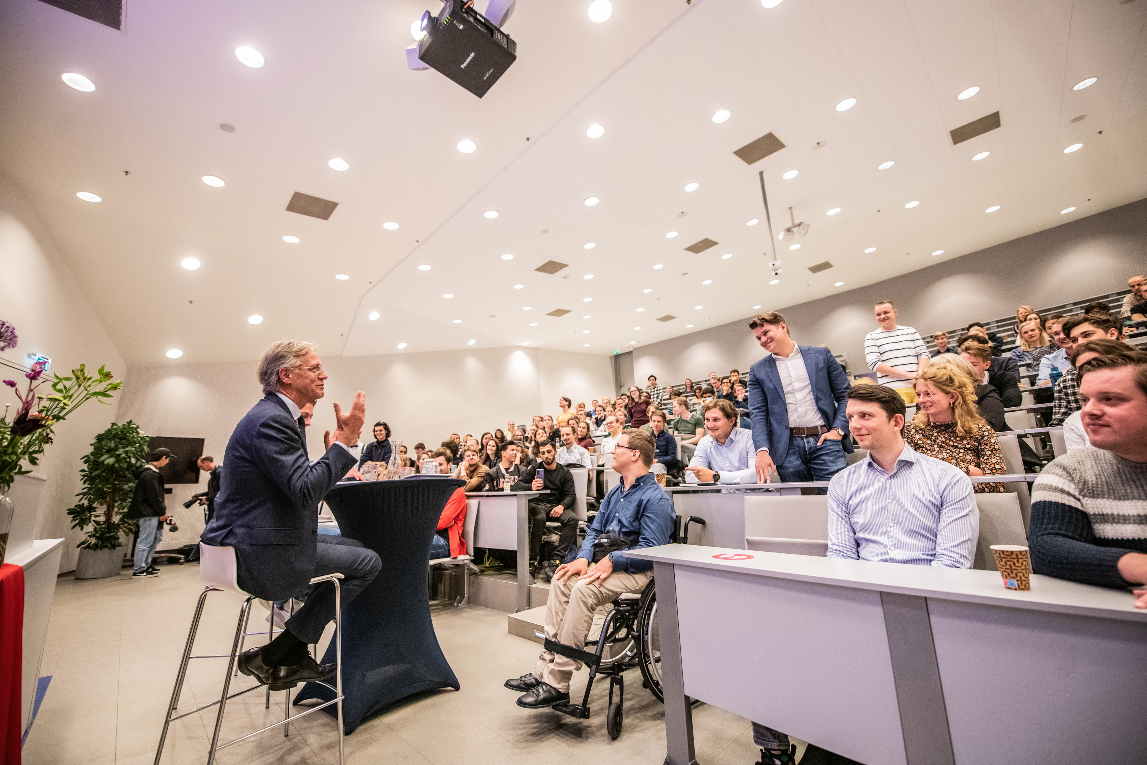 Minister Dijkgraaf in gesprek met studenten en medewerkers tijdens bijeenkomst over duurzaam onderwijs bij Noorderpoort