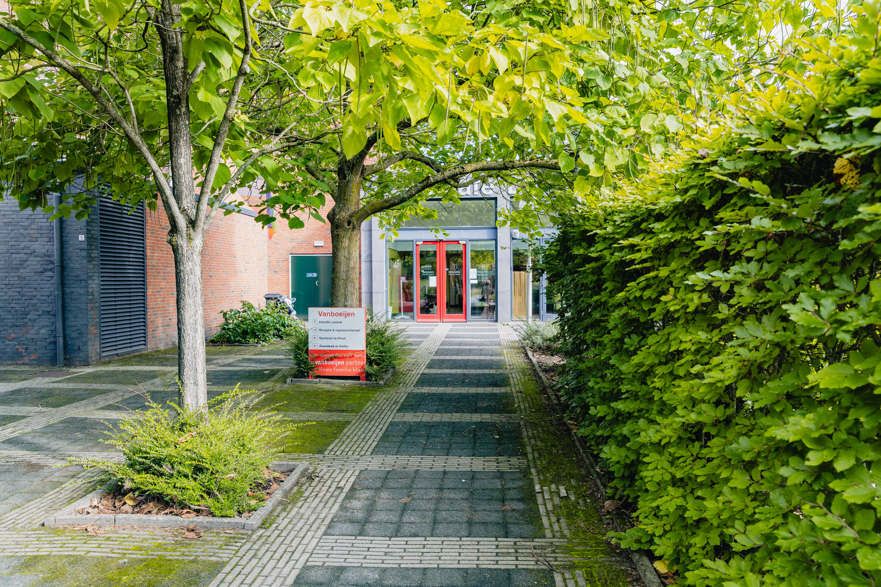 Ingang van zorginstelling VanBoeijen aan Hendrik van Boeijenlaan 5 in Assen met groene omgeving