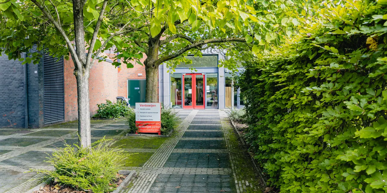 Ingang van zorginstelling VanBoeijen aan Hendrik van Boeijenlaan 5 in Assen met groene omgeving