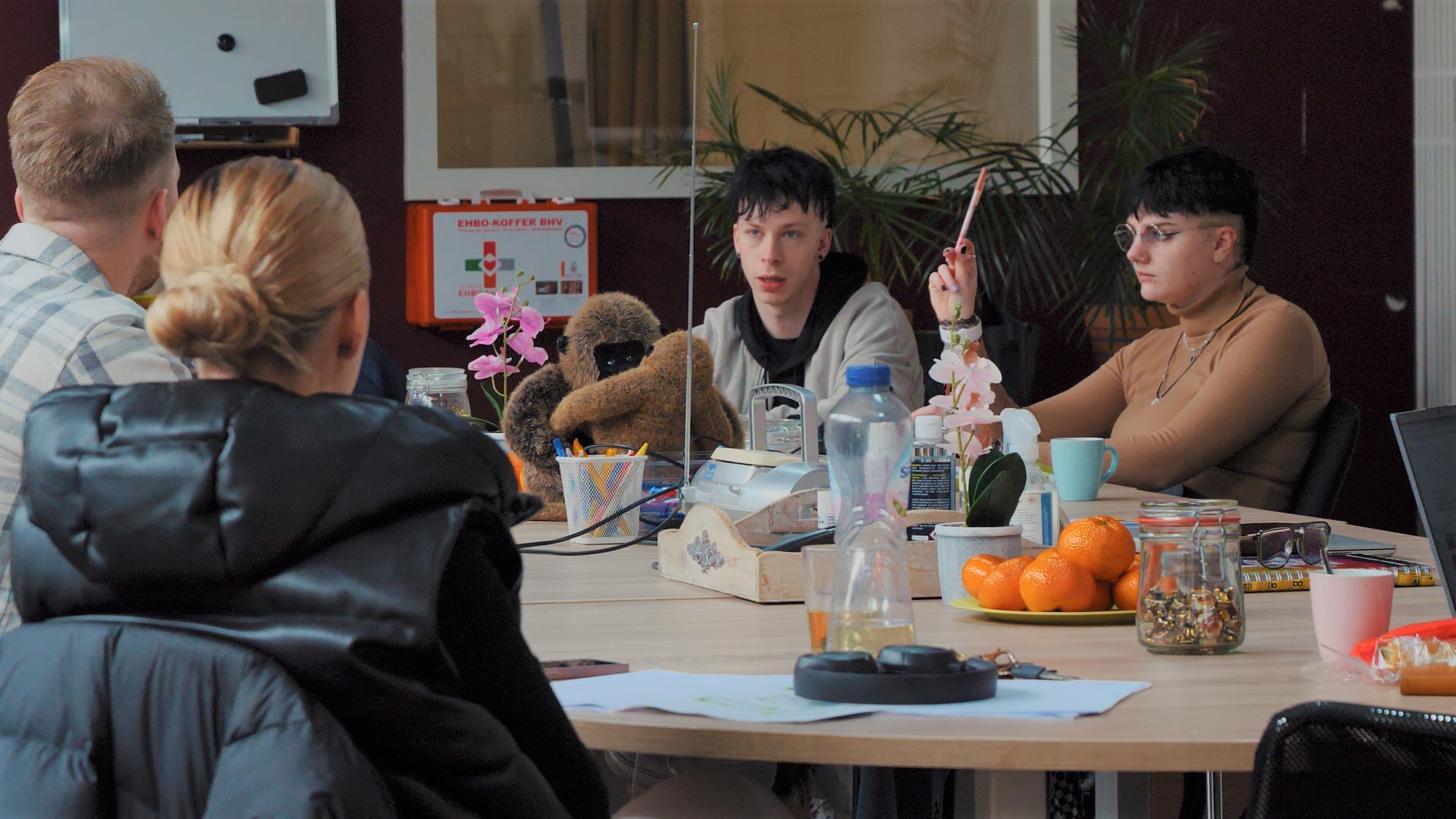Studenten in gesprek tijdens een groepsbijeenkomst, gericht op samenwerking en onderwijsontwikkeling