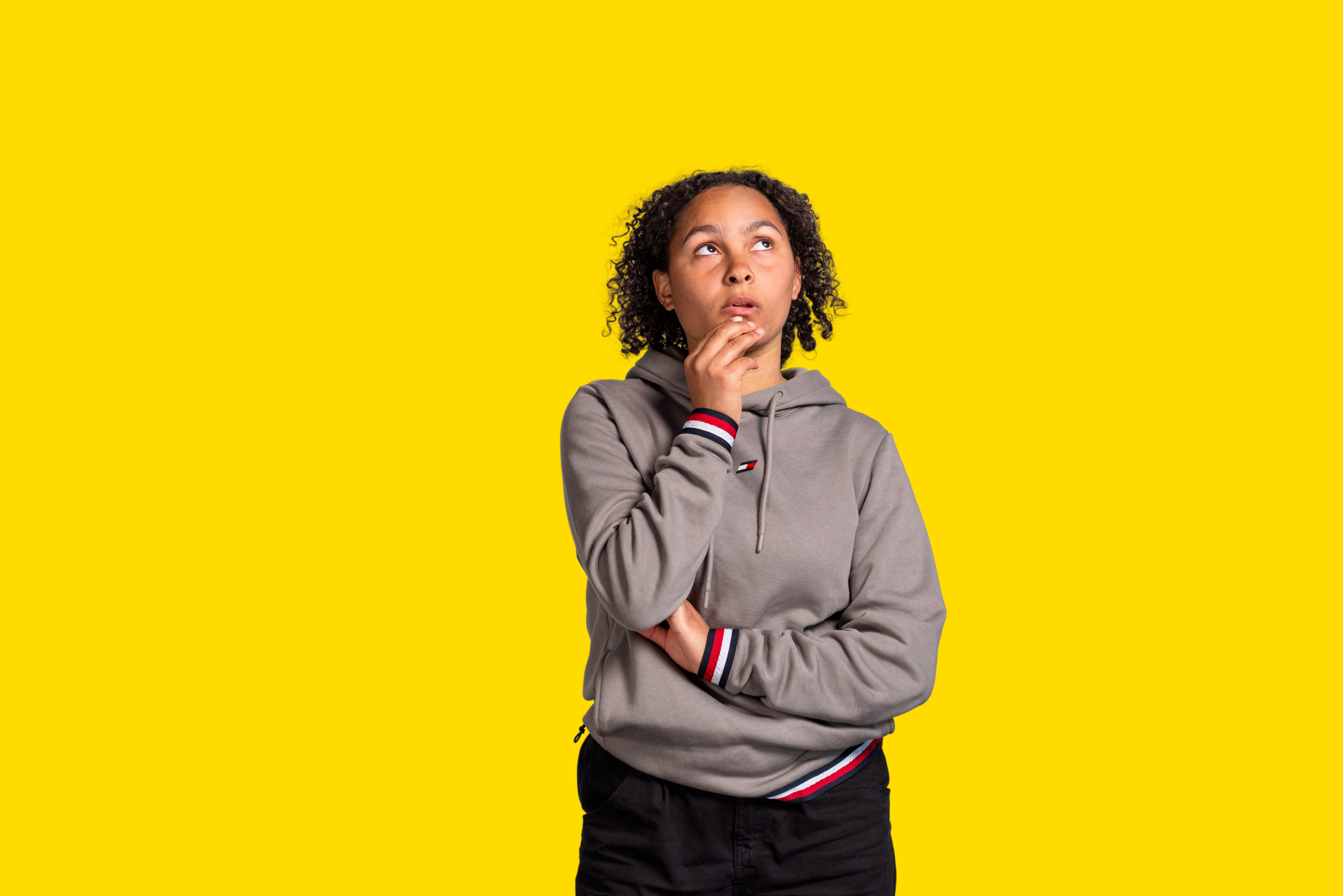 Student in gedachten, symboliseert nadenken over toekomst en studieopties bij Noorderpoort