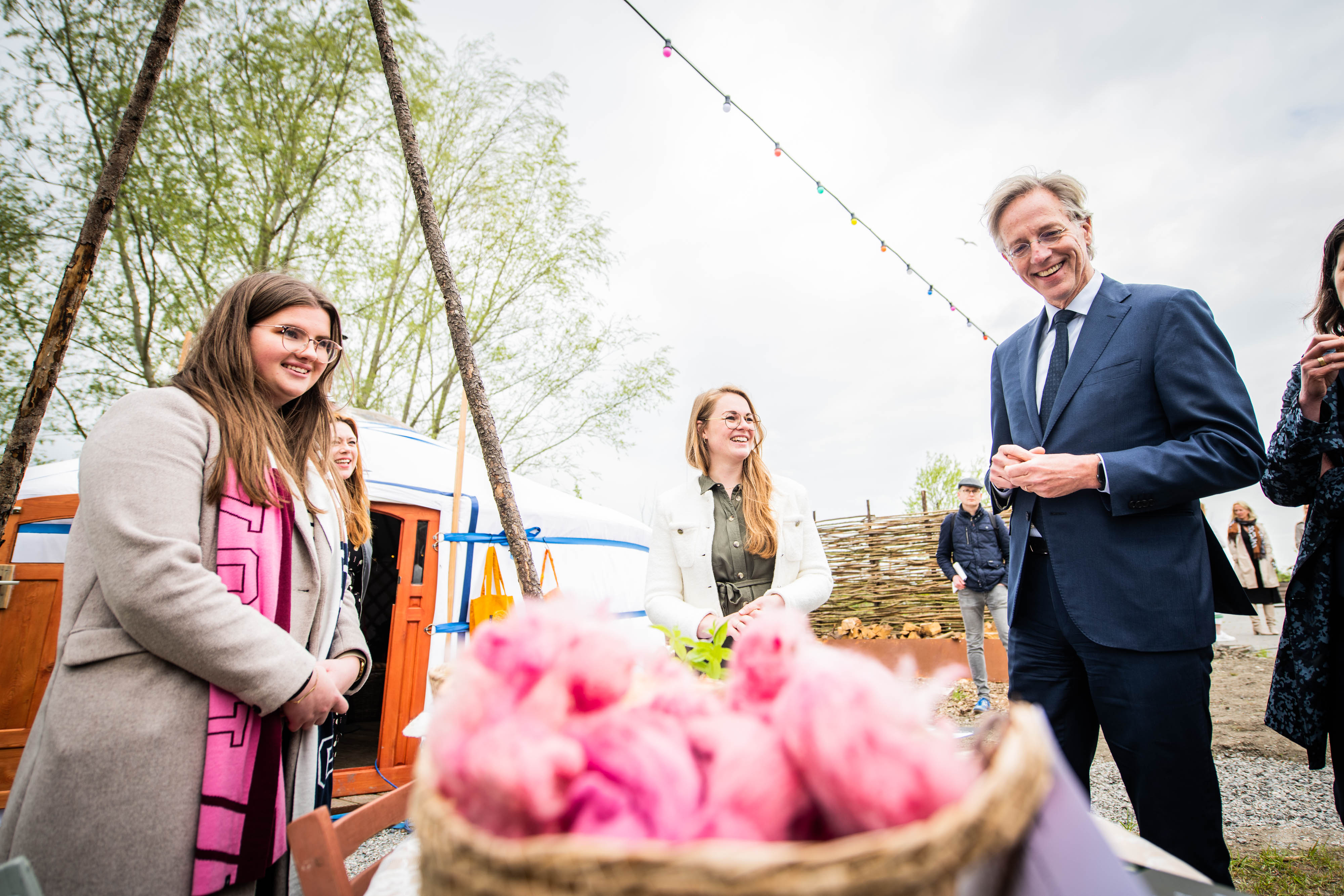 Minister Dijkgraaf in gesprek met onderwijsprofessionals tijdens een bijeenkomst over duurzaam samenwerken in het onderwijs.