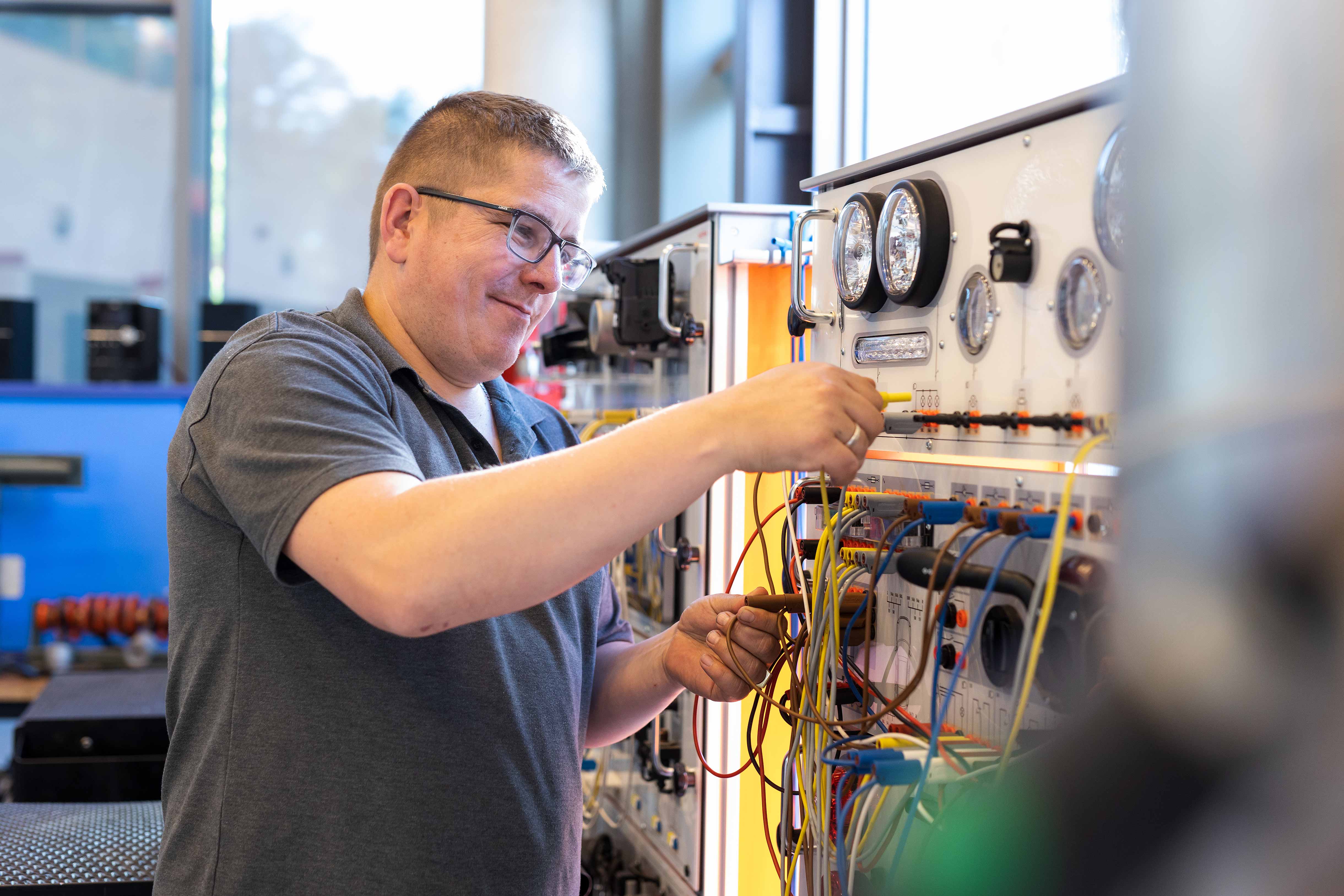 Technisch student werkt hands-on aan elektrotechnische meetapparatuur in een praktijkruimte van Noorderpoort.