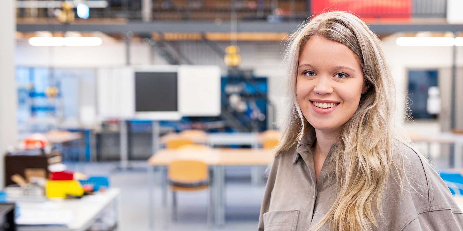 Medewerker helpt toekomstige student in moderne mbo-onderwijsomgeving