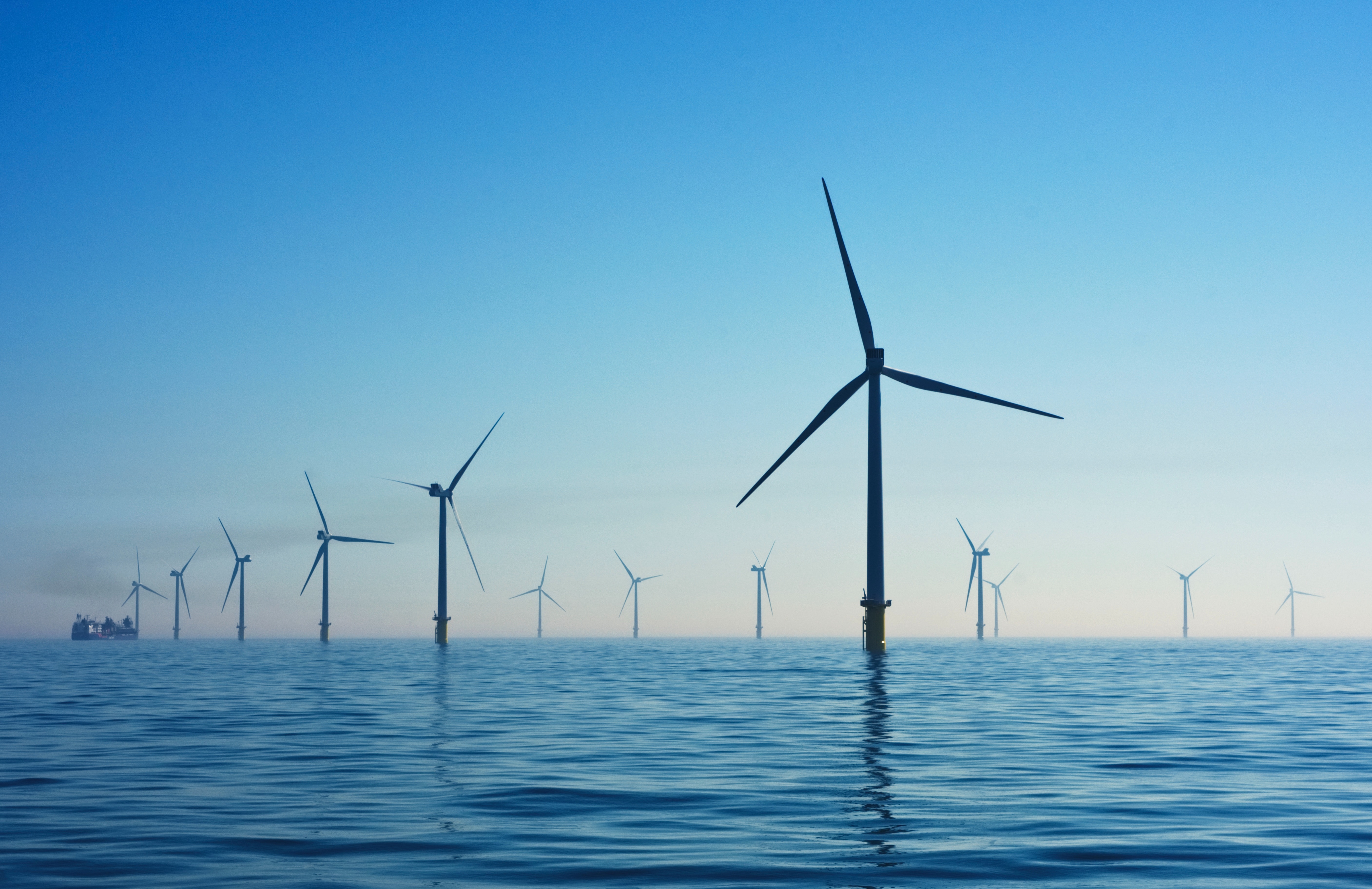 Offshore windmolens in zee voor duurzame energievoorziening en technische opleidingen