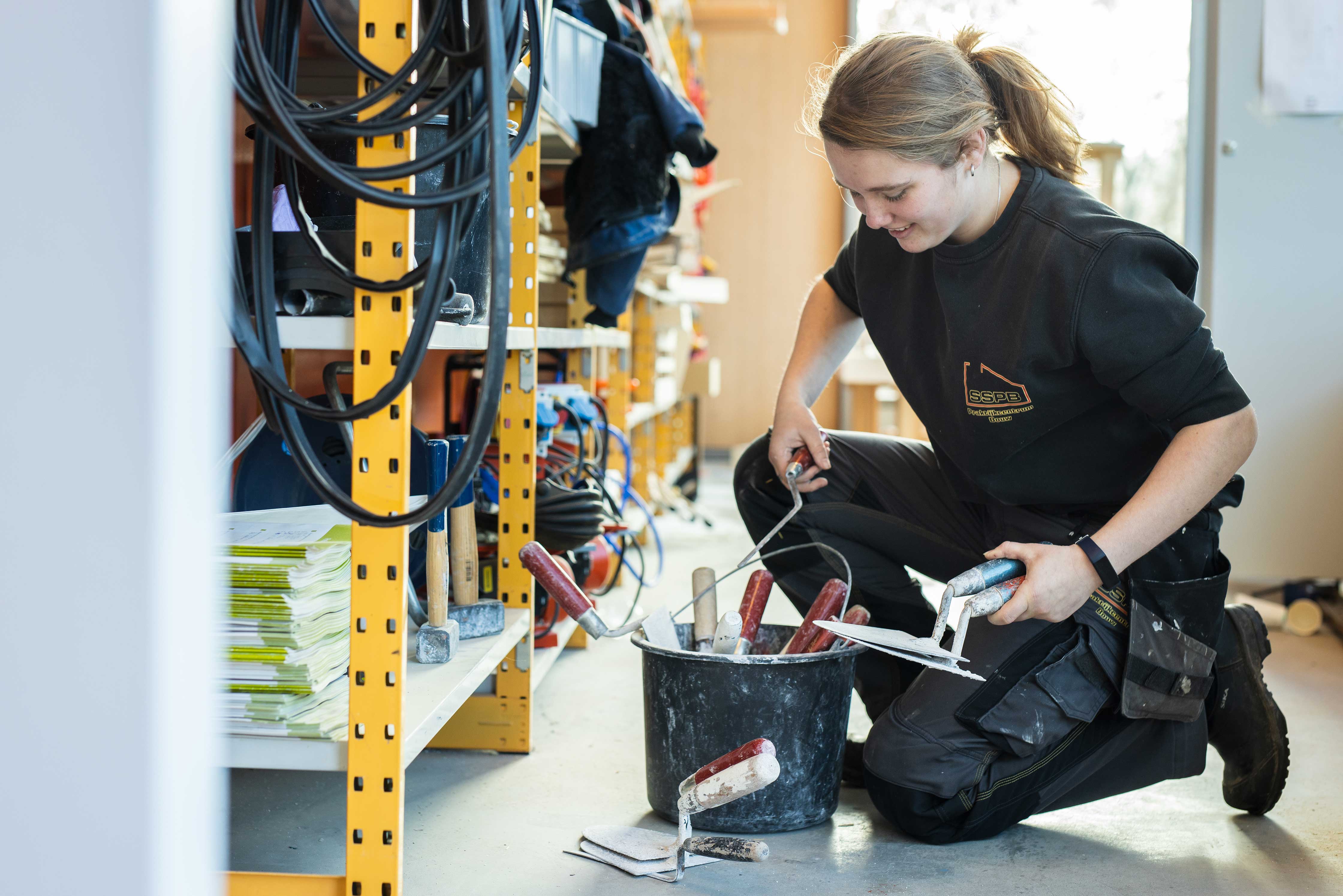 Student praktijkervaring opdoen met schilderwerk tijdens een bouwopleiding bij Noorderpoort