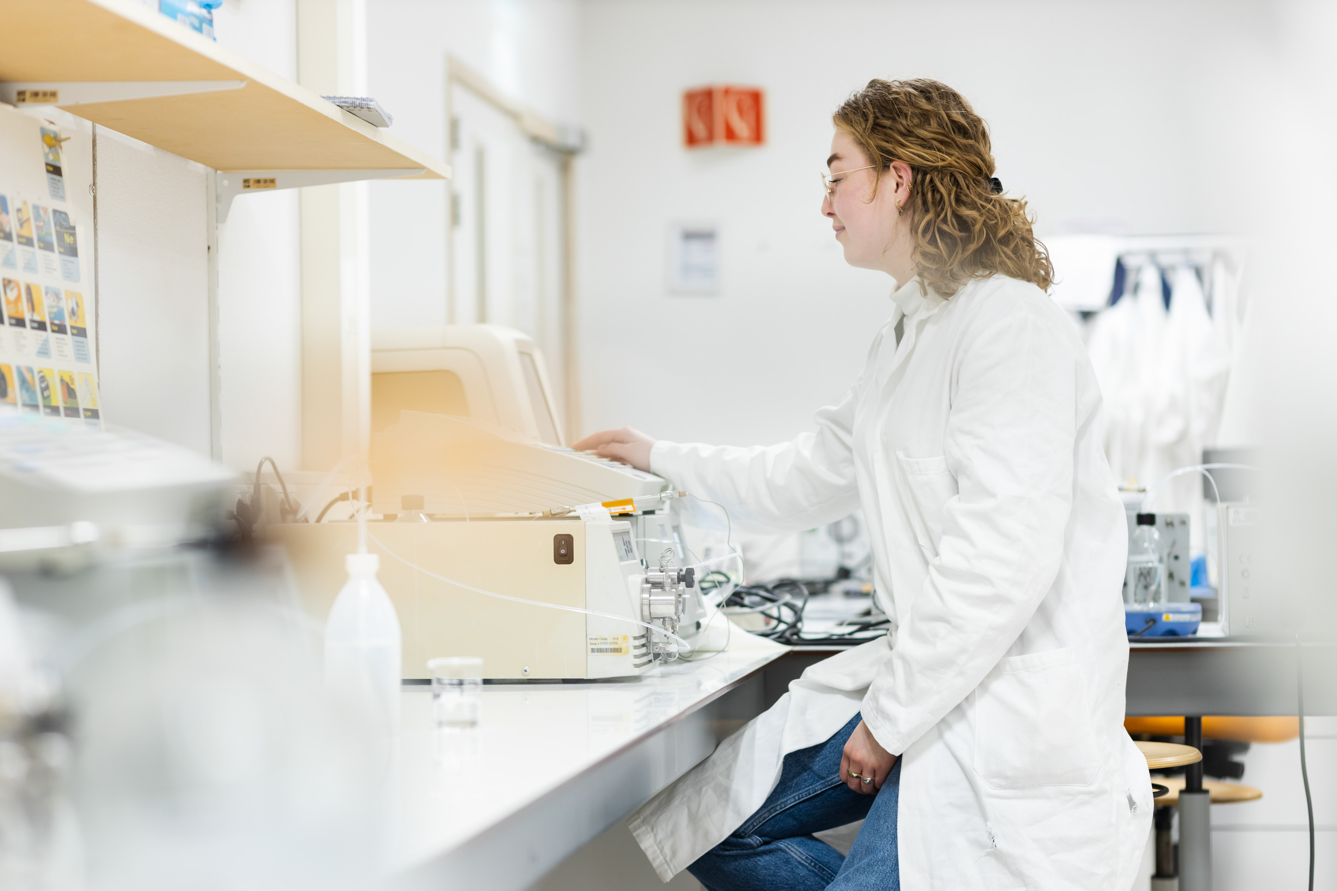 Een laboratoriummedewerker werkt geconcentreerd met een analytisch apparaat voor chemisch fysisch onderzoek.