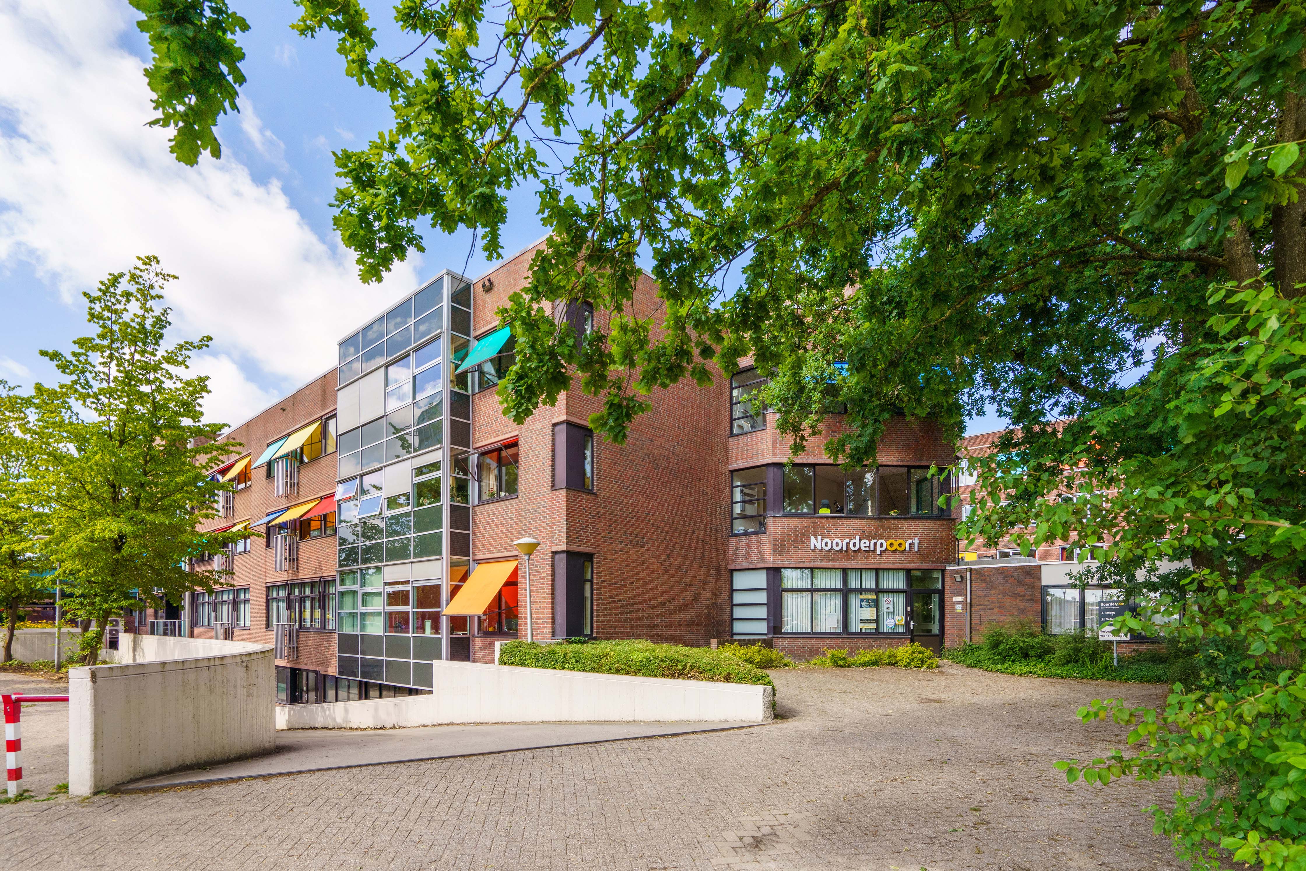 Onderwijsgebouw Paul Krugerstraat 1 in Assen met herkenbare Noorderpoort ingang