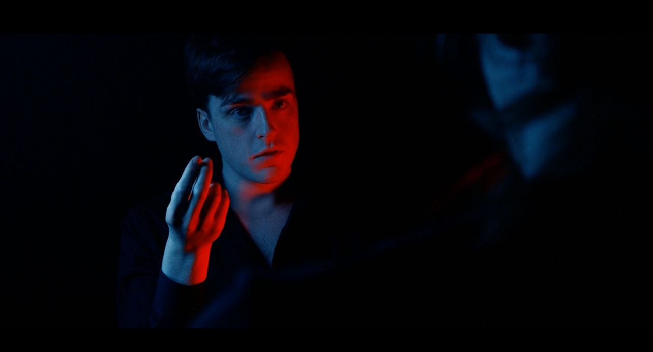 Student oefent een scène waarbij hij geconcentreerd zijn handhouding inzet tijdens filmopname.