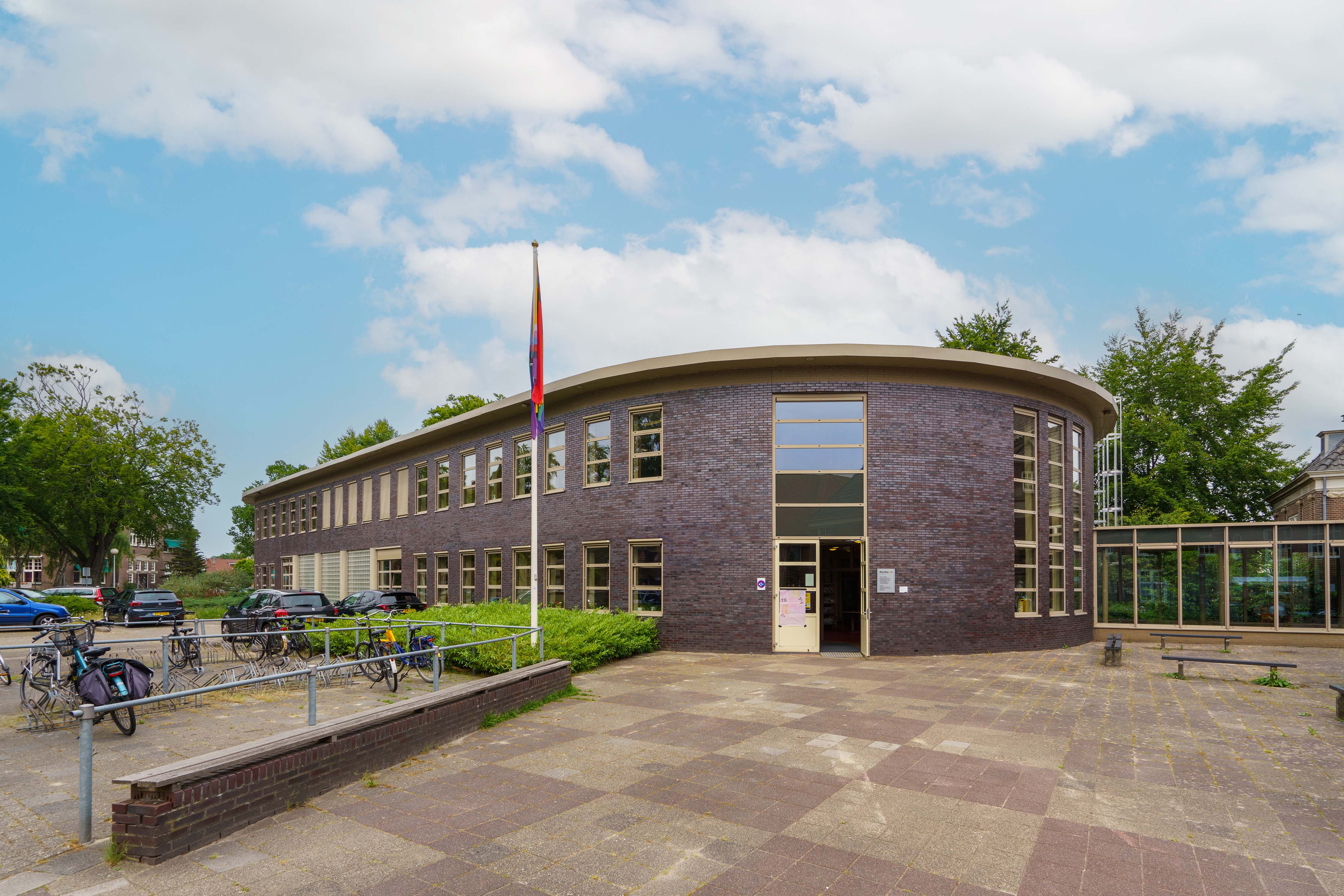 Hoofdingang van het Noorderpoort-onderwijsgebouw aan Hertenkampstraat 6 in Veendam