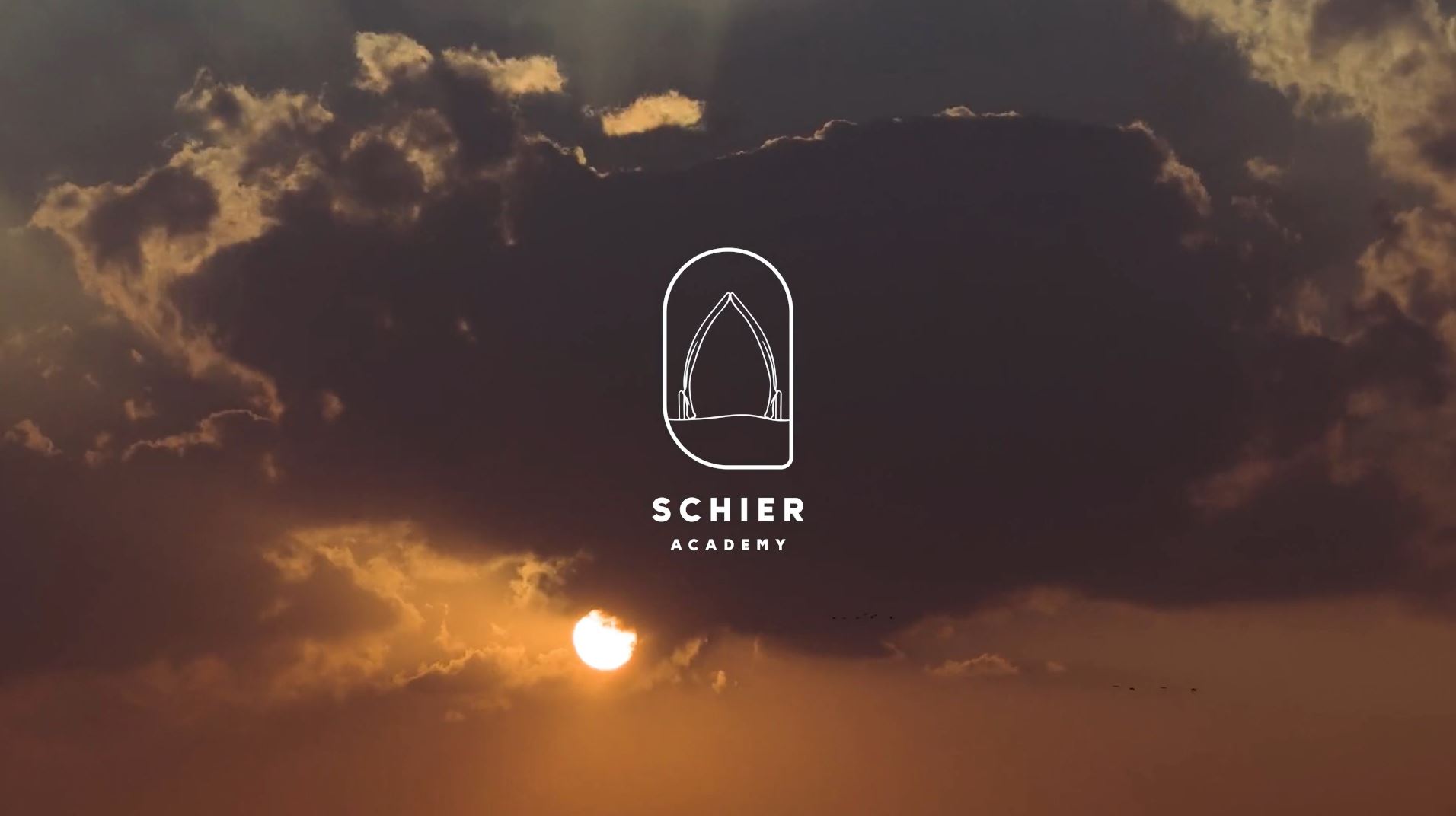 Logo van Schier Academy tegen een avondlucht als symbool voor opleiding gastheer en gastvrouw